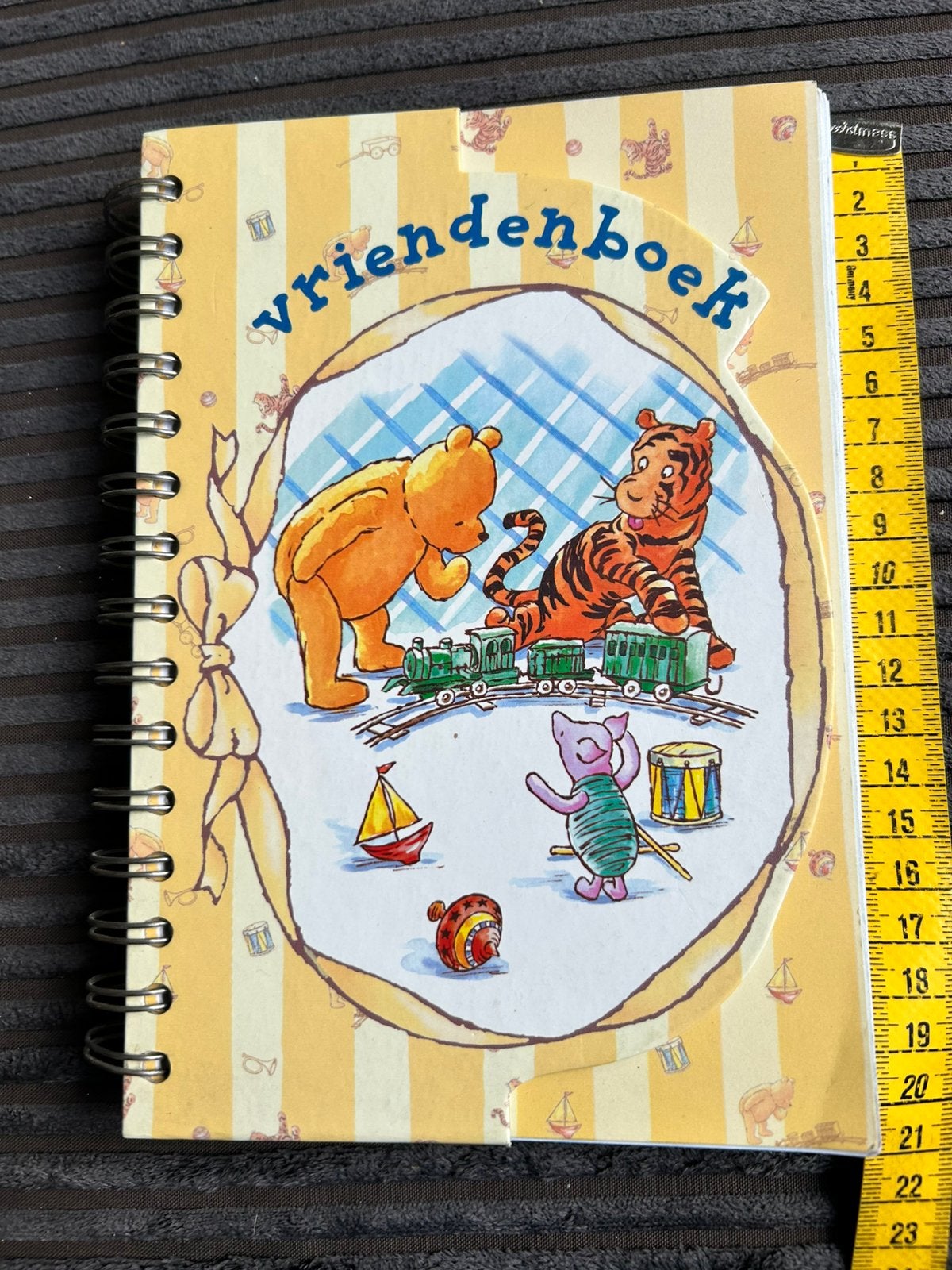 A.Vrienden boekje Winnie the Pooh, Ophalen of Verzenden, Zo goed als nieuw