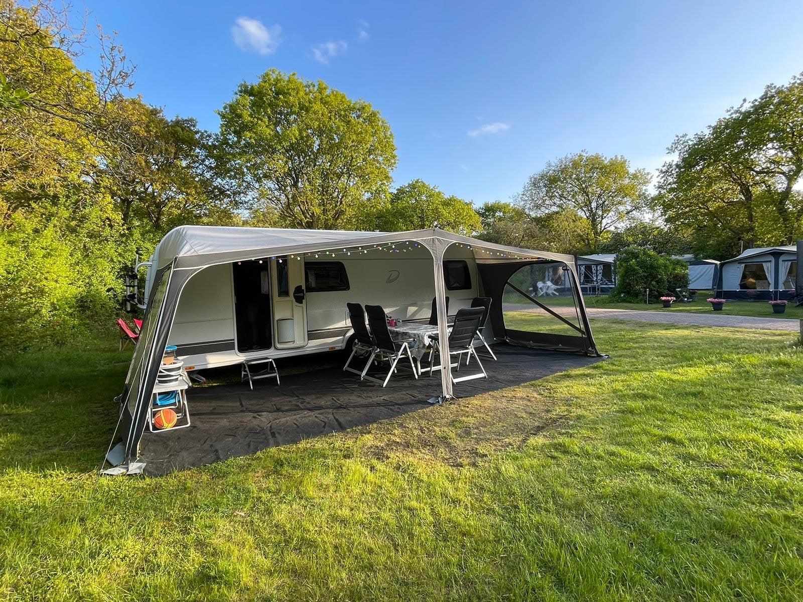 Zeer nette Dethleffs 560 FMK –7-persoons– veel opties – 2018, Caravans en Kamperen, Mover, Vast bed, Rondzit, Particulier
