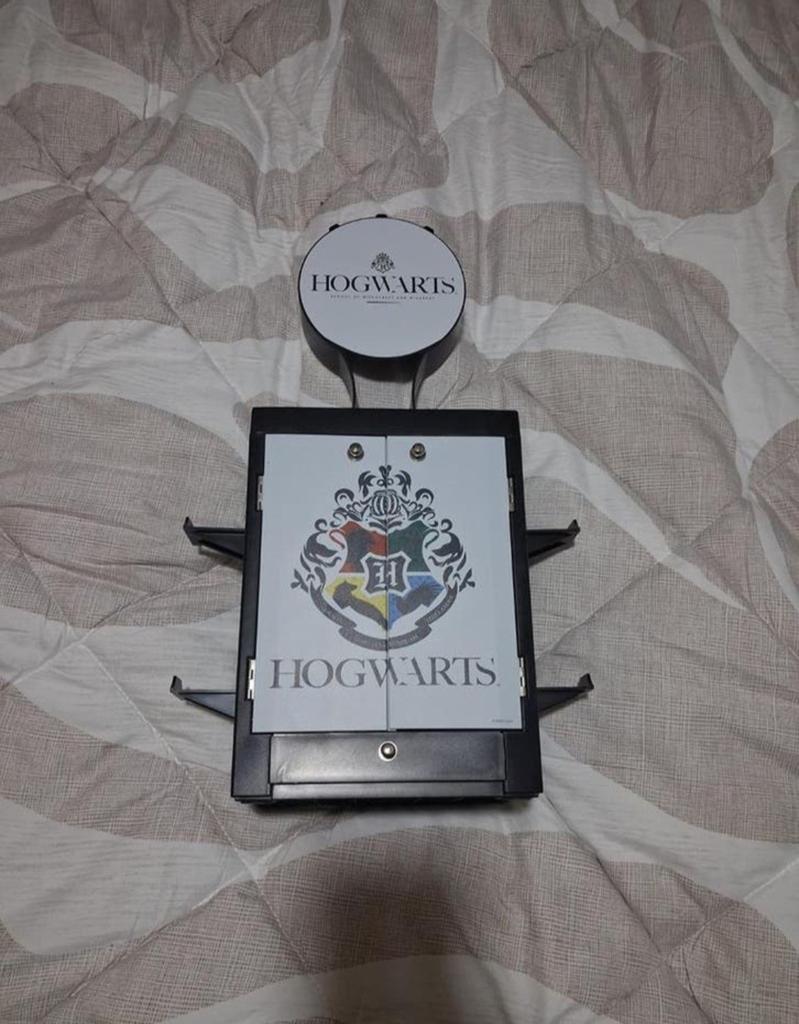 Hogwarts DVD Hoes Houder Koptelefoon en Controller, Huis en Inrichting, Woonaccessoires | Cd- en Dvd-rekken, Kunststof, Gebruikt