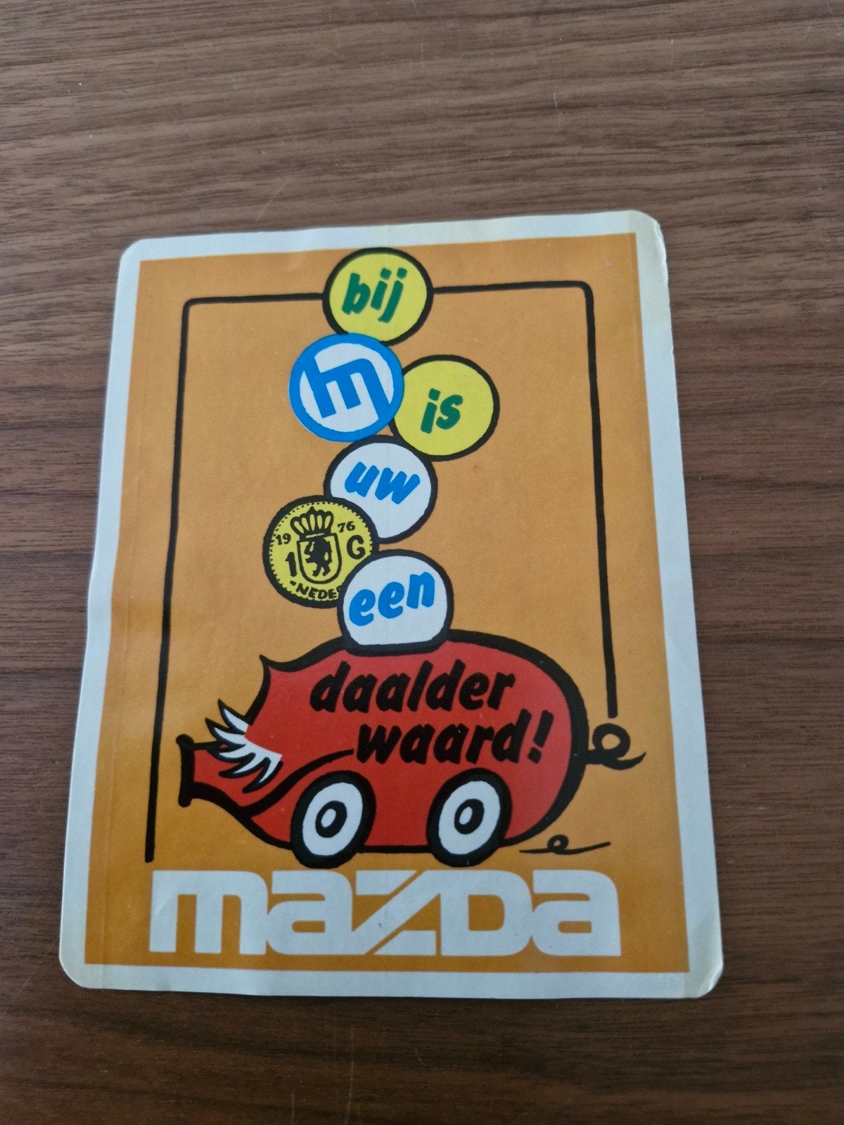 820 Vintage Mazda Sticker - 'Bij uw Mazda is een daalder waa, Verzamelen, Ophalen of Verzenden, Zo goed als nieuw