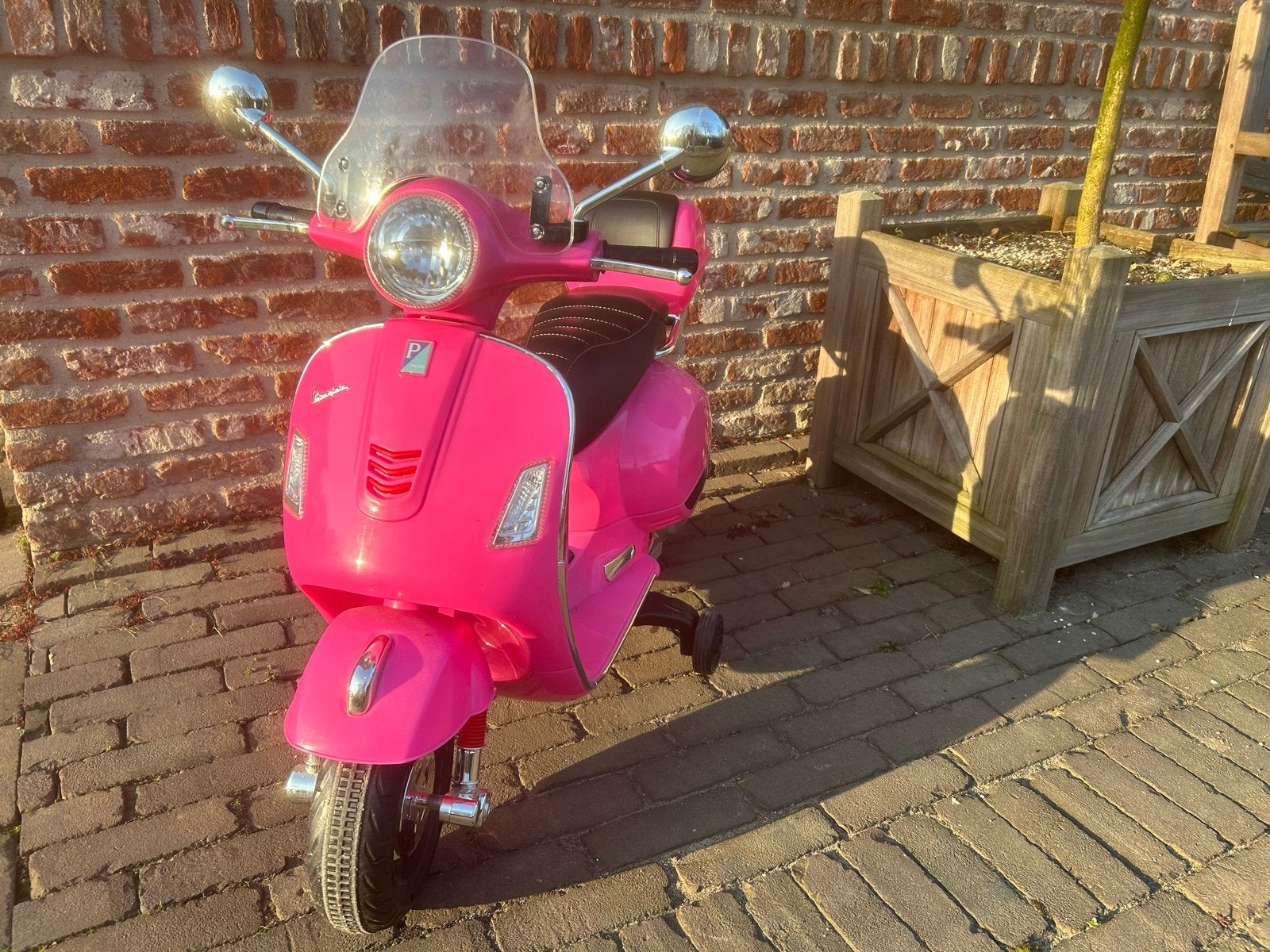 Roze Vespa elektrische scooter voor kinderen, Ophalen, Zo goed als nieuw