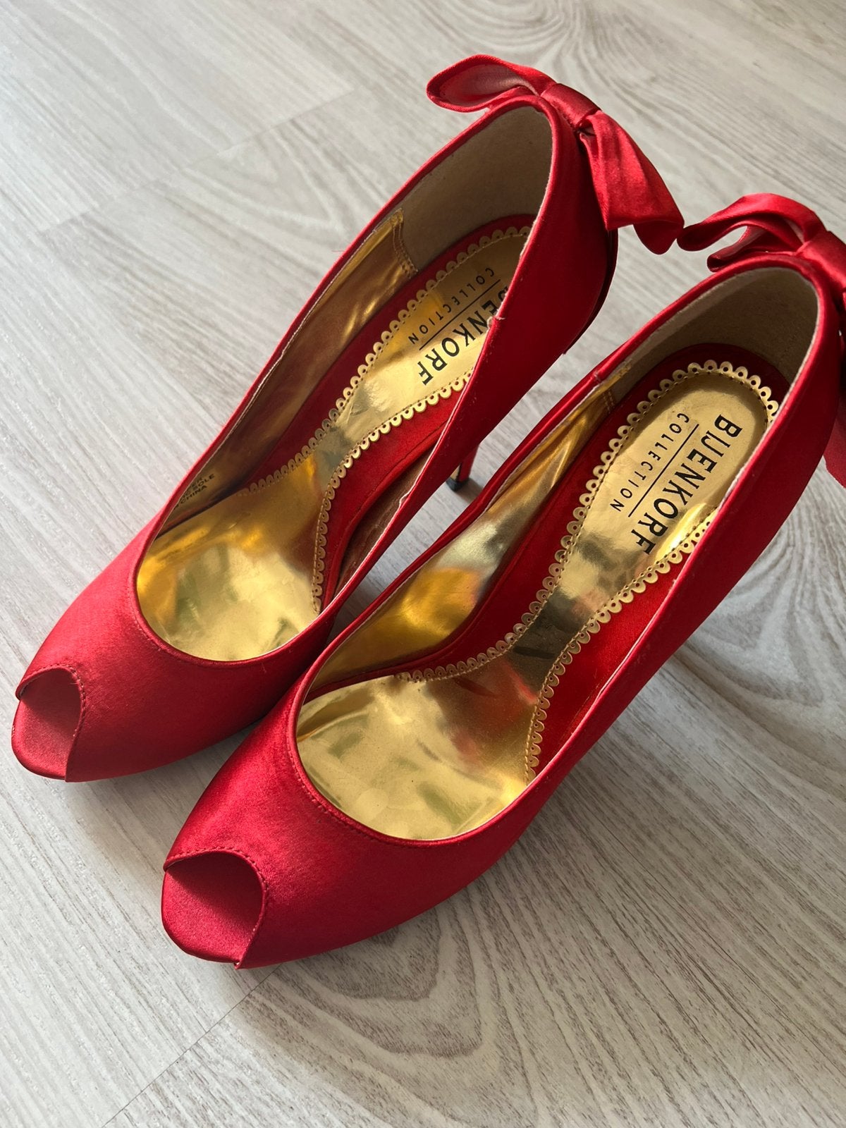 Rode satijnen pumps maat 39, Kleding | Dames, Schoenen, Ophalen of Verzenden, Zo goed als nieuw, Rood