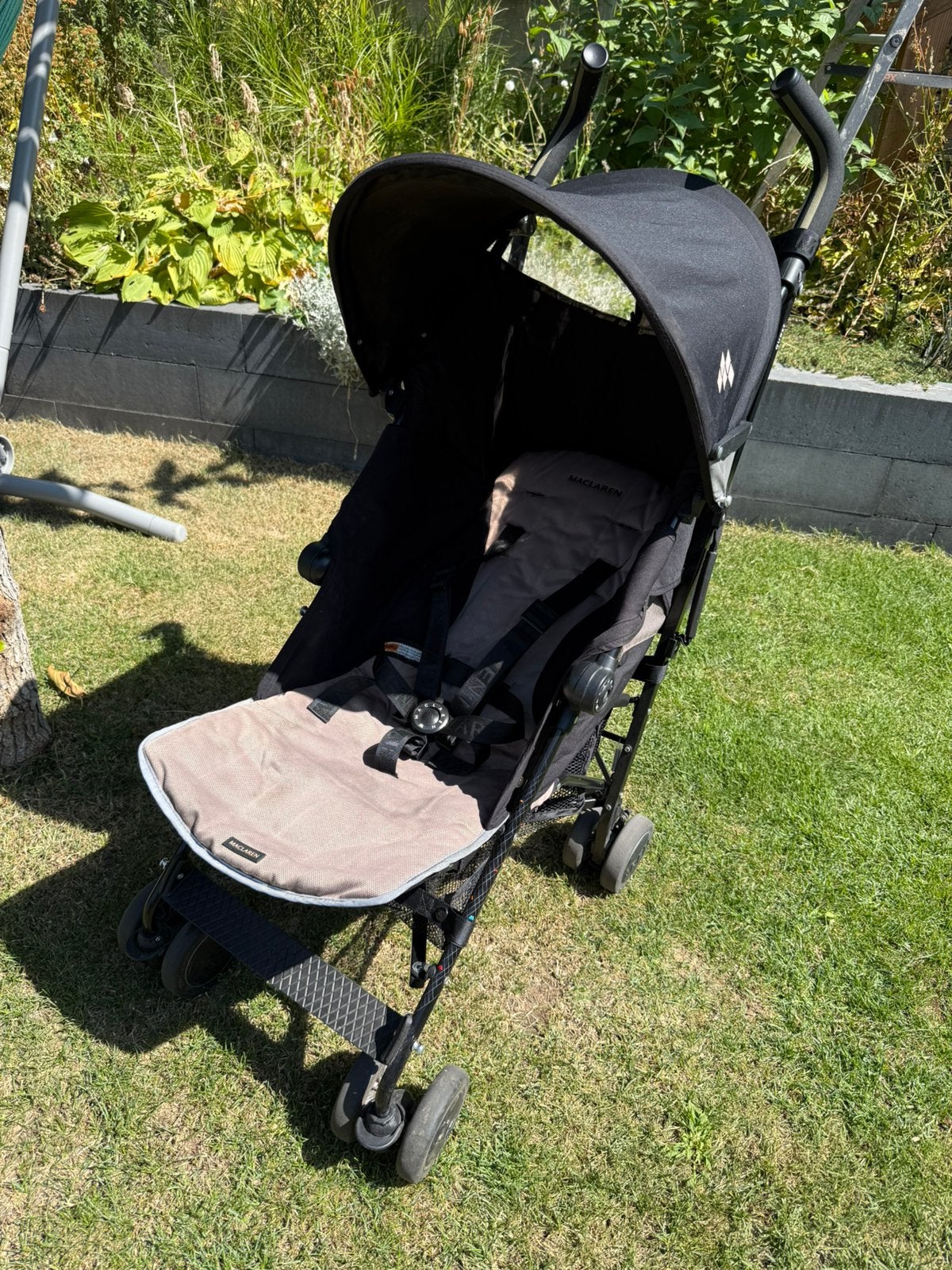 Maclaren Quest buggy beige/zwart Incl. regenhoes + draagriem, Ophalen, Zo goed als nieuw, Maclaren, Regenhoes
