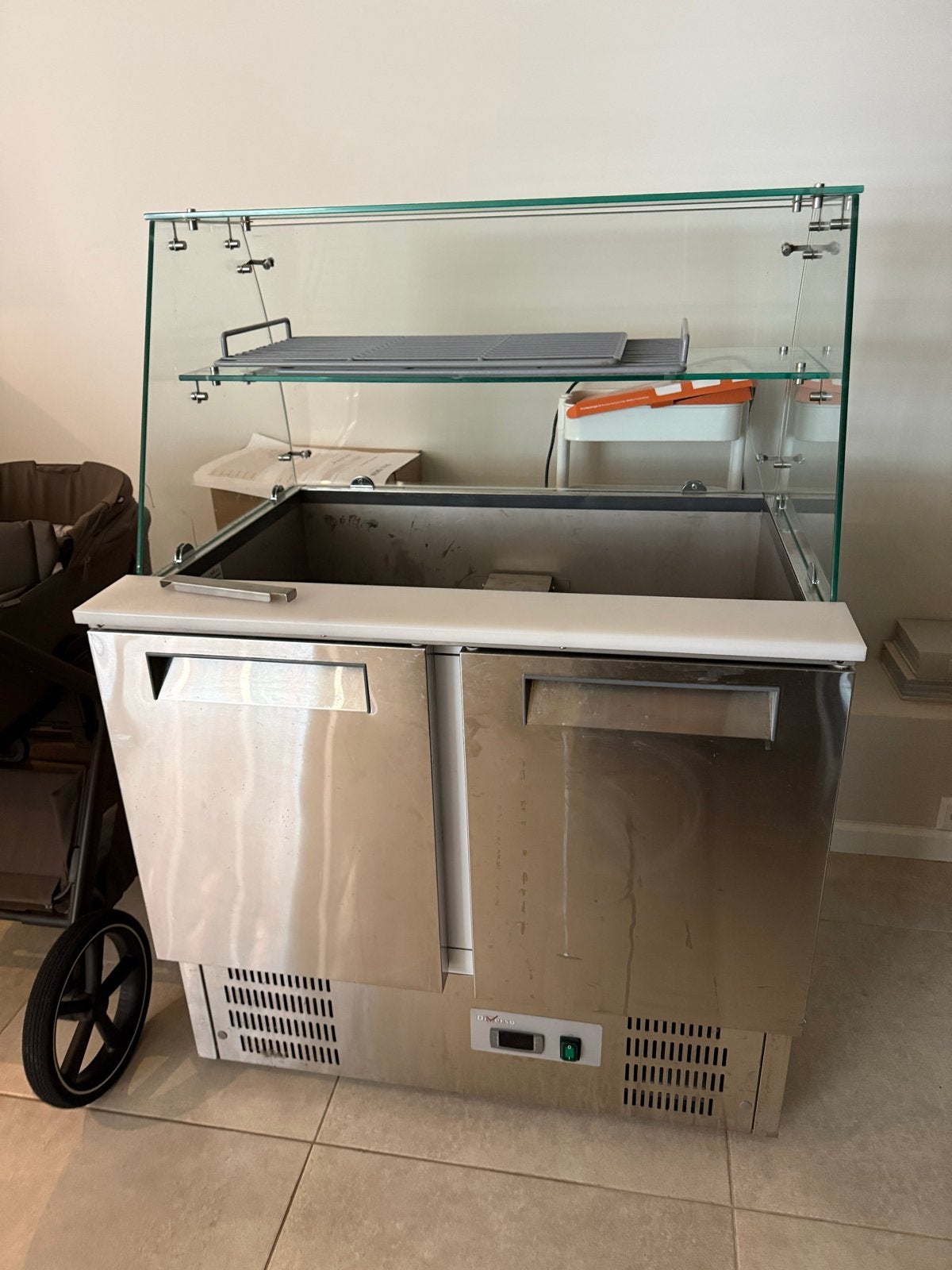 Professionele Saladette/Koelwerkbank met Opzetvitrine, Ophalen, Gebruikt, Koelen en Vriezen