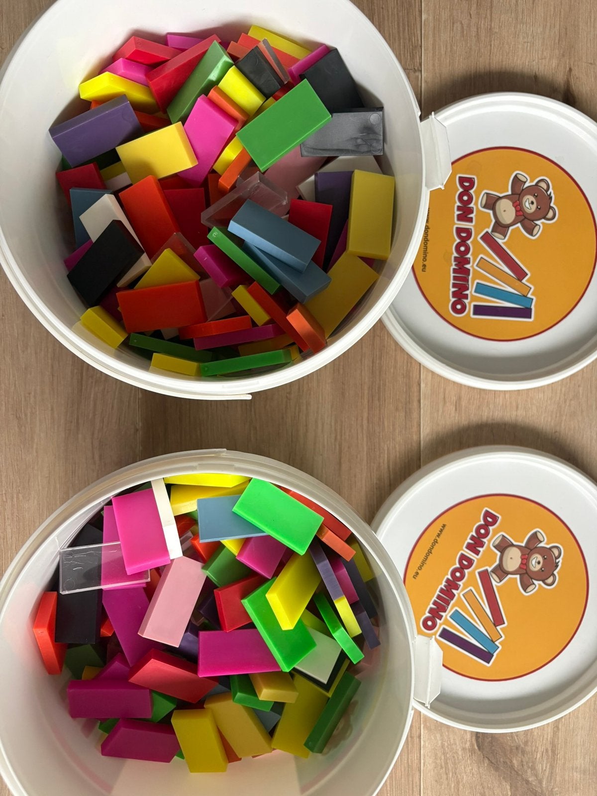 Domino stenen €15,- (2 emmers ), Ophalen, Zo goed als nieuw