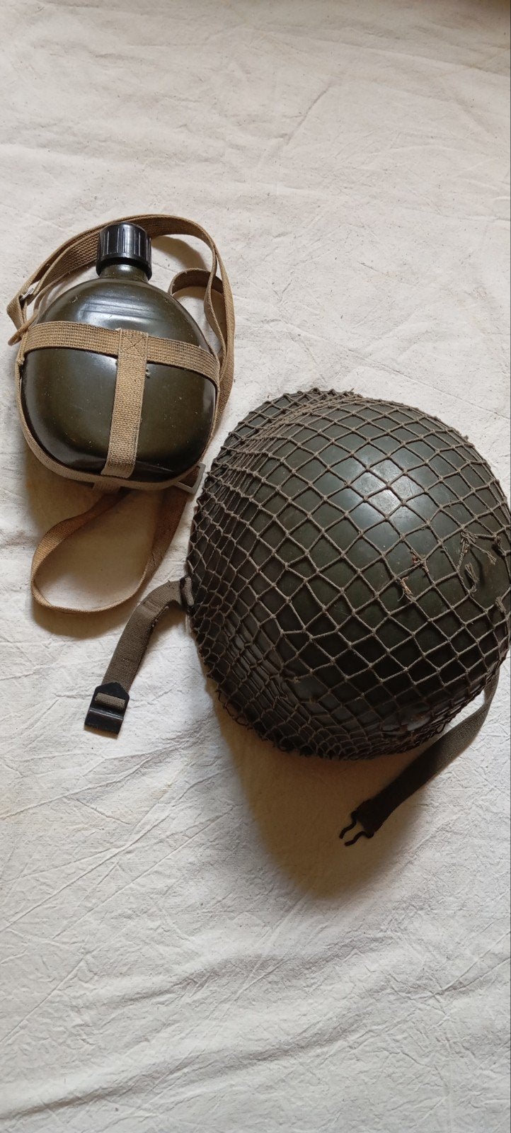 vintage militaire helm met net + drinkfles, Ophalen of Verzenden, Landmacht, Nederland, Helm of Baret
