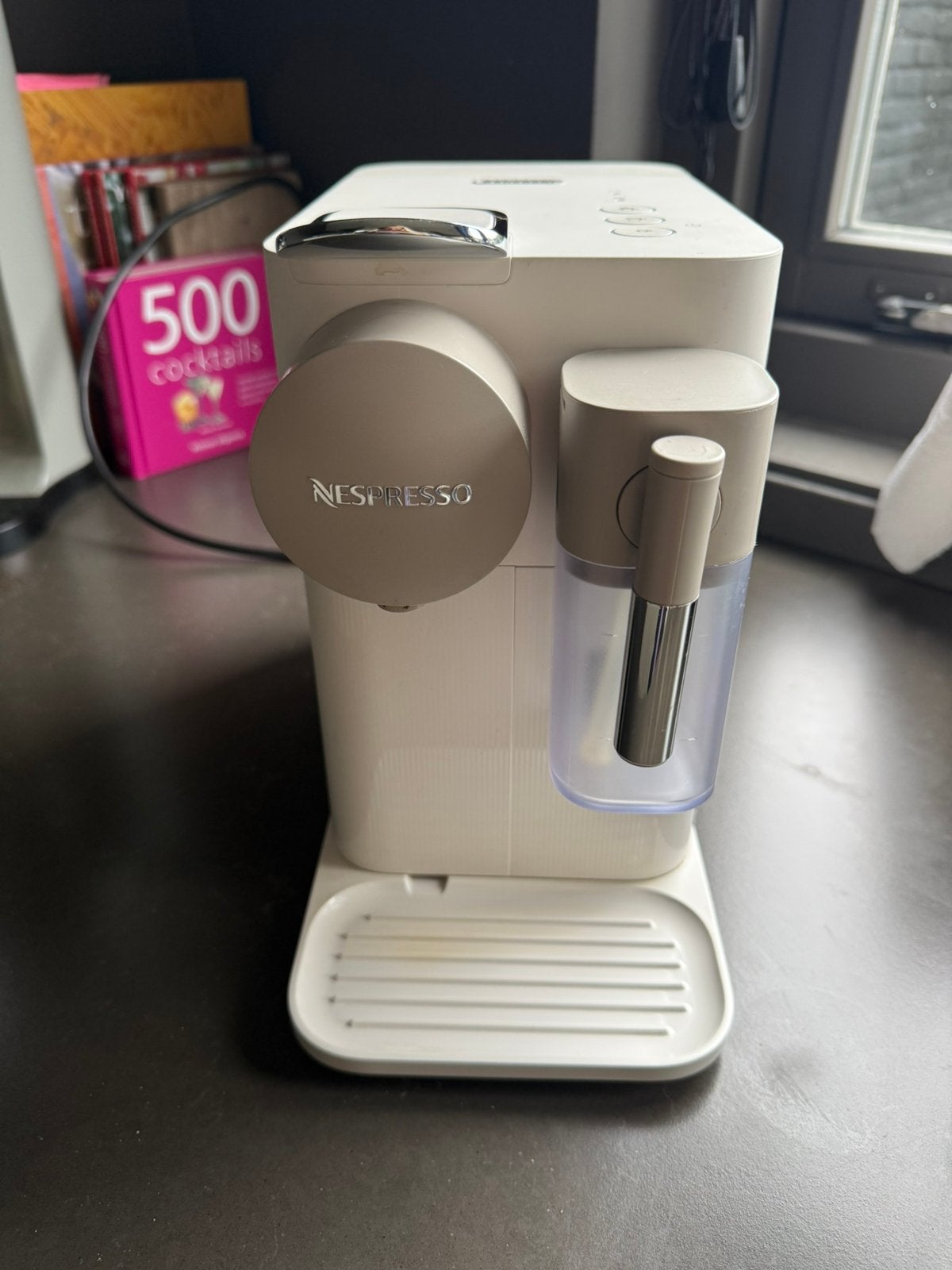 Nespresso lattissima one, Witgoed en Apparatuur, Koffiezetapparaten, Ophalen, 10 kopjes of meer, Koffiemachine, Zo goed als nieuw