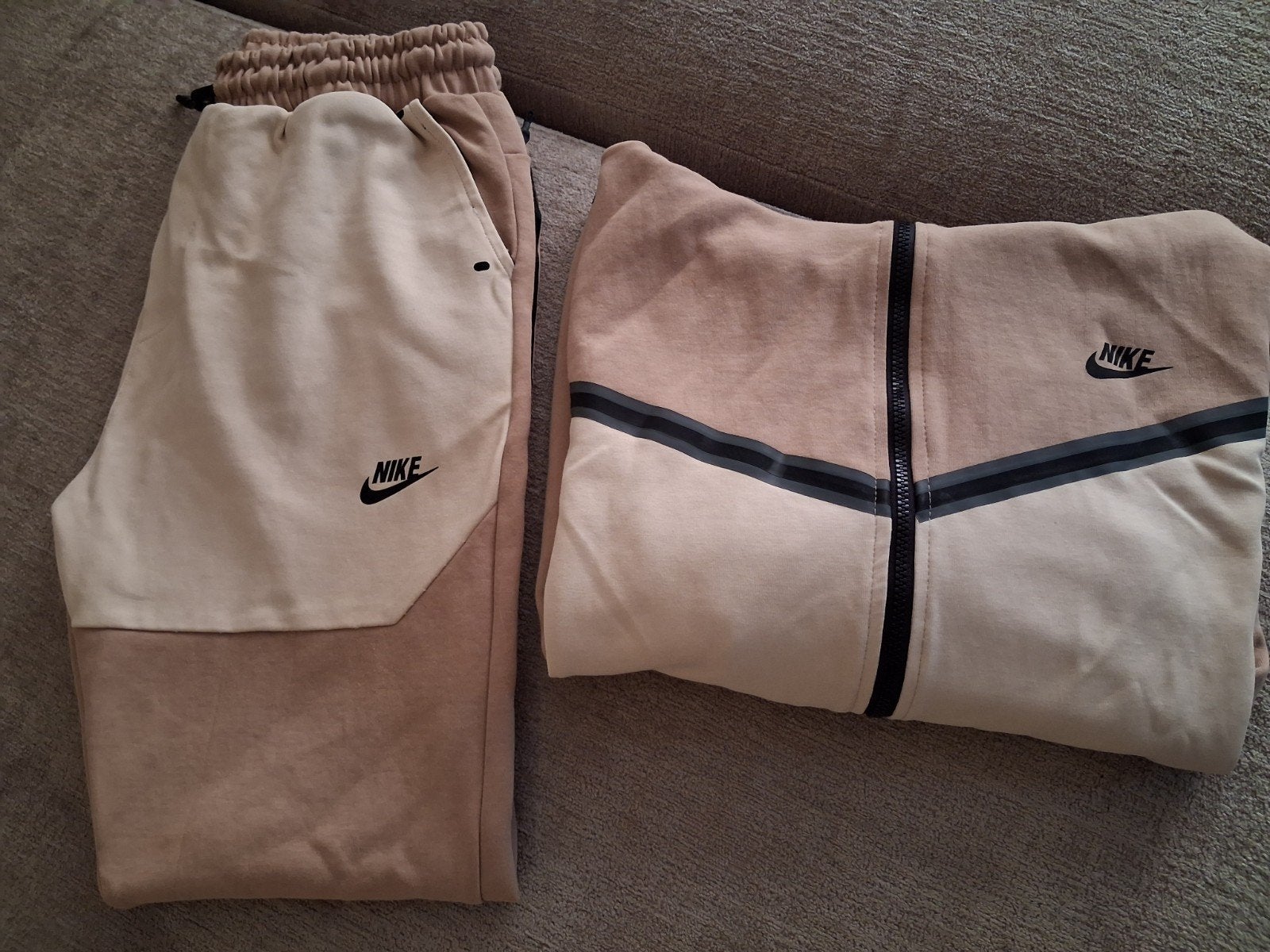 Nike Tech Fleece Trainingspak - Beige/Wit (M/L), Kleding | Heren, Sportkleding, Maat 48/50 (M), Beige, Nike, Ophalen of Verzenden