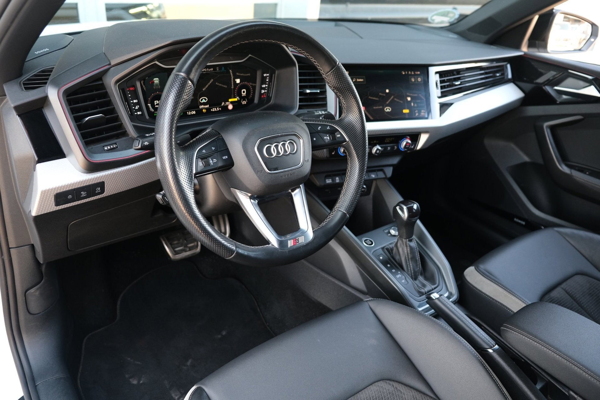 Audi A1 citycarver 35 TFSI S-Line S-tronic 150PK Led Cam Acc, Auto's, Audi, Zwart, 4 cilinders, 150 pk, Wit
