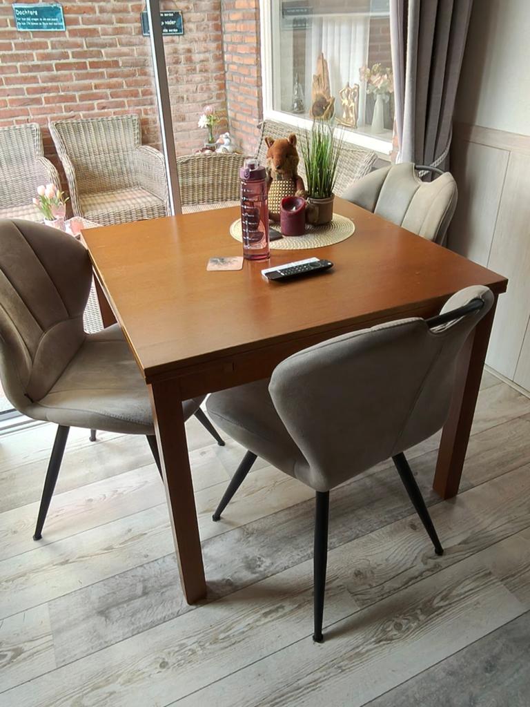 Eettafel uittrekbaar met 4 stoelen, Zo goed als nieuw, Hout en modern, 150 tot 200 cm, Vier personen