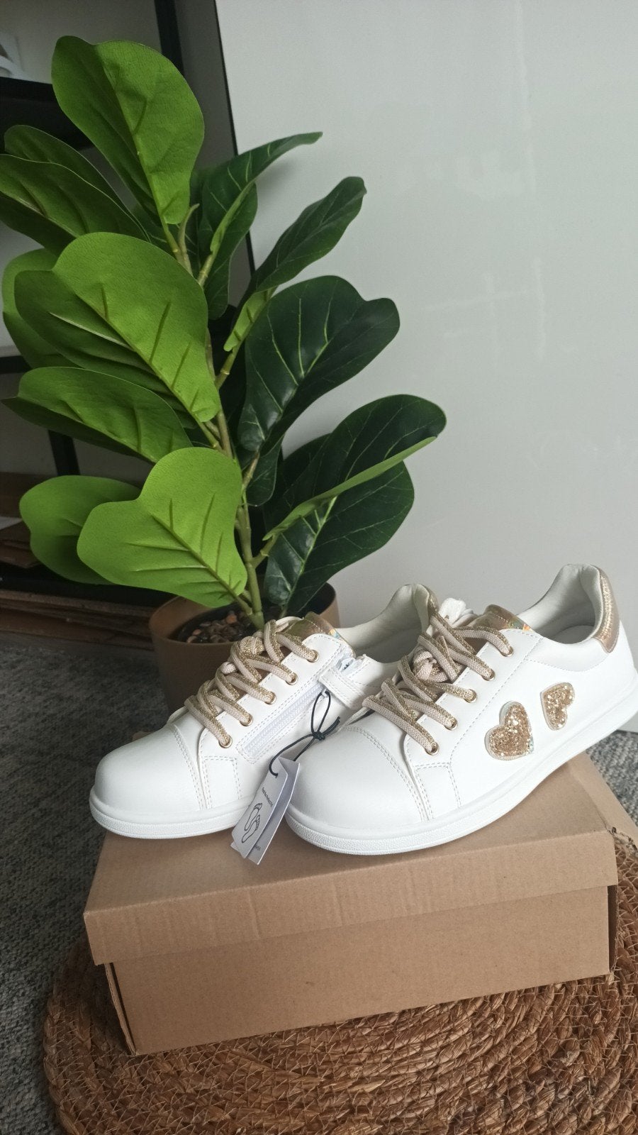 Witte sneakers met gouden hartjes - Maat 36 Friboo, Wit, Nieuw, Ophalen of Verzenden, Sneakers of Gympen