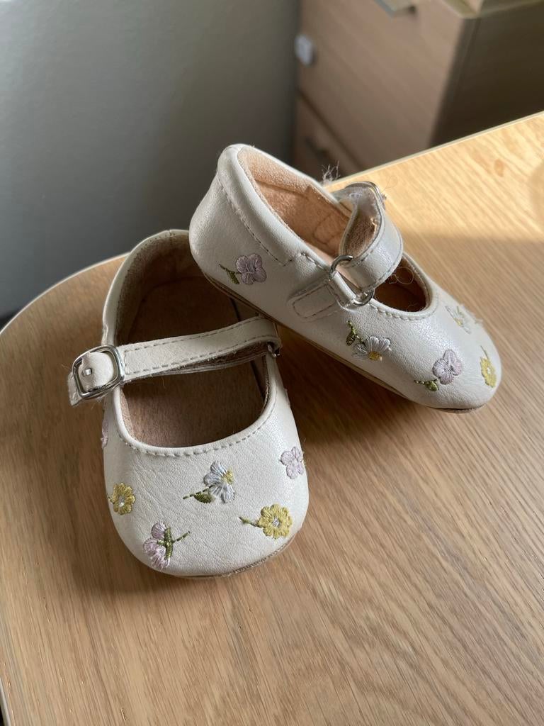 Schattige babyschoentjes met bloemenborduurwerk - Maat 19, Kinderen en Baby's, Babykleding | Schoentjes en Sokjes, Ophalen, Zo goed als nieuw
