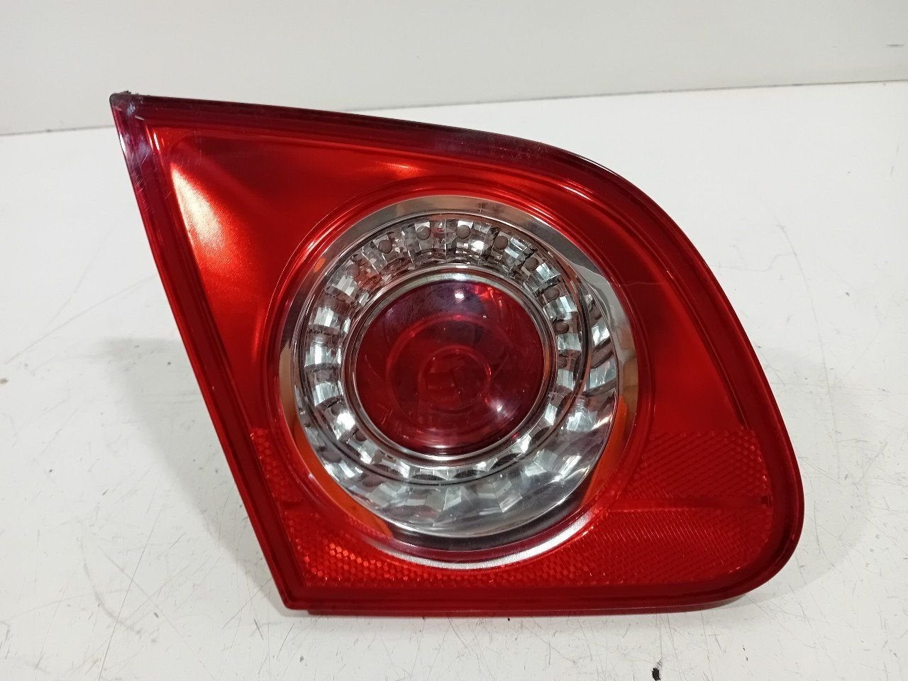 Achterlicht kofferdeksel achterklep links Volkswagen Passat, Auto-onderdelen, Verlichting, Onderdelen@venauto.nl, Van der Ven Autorecycling B.V.