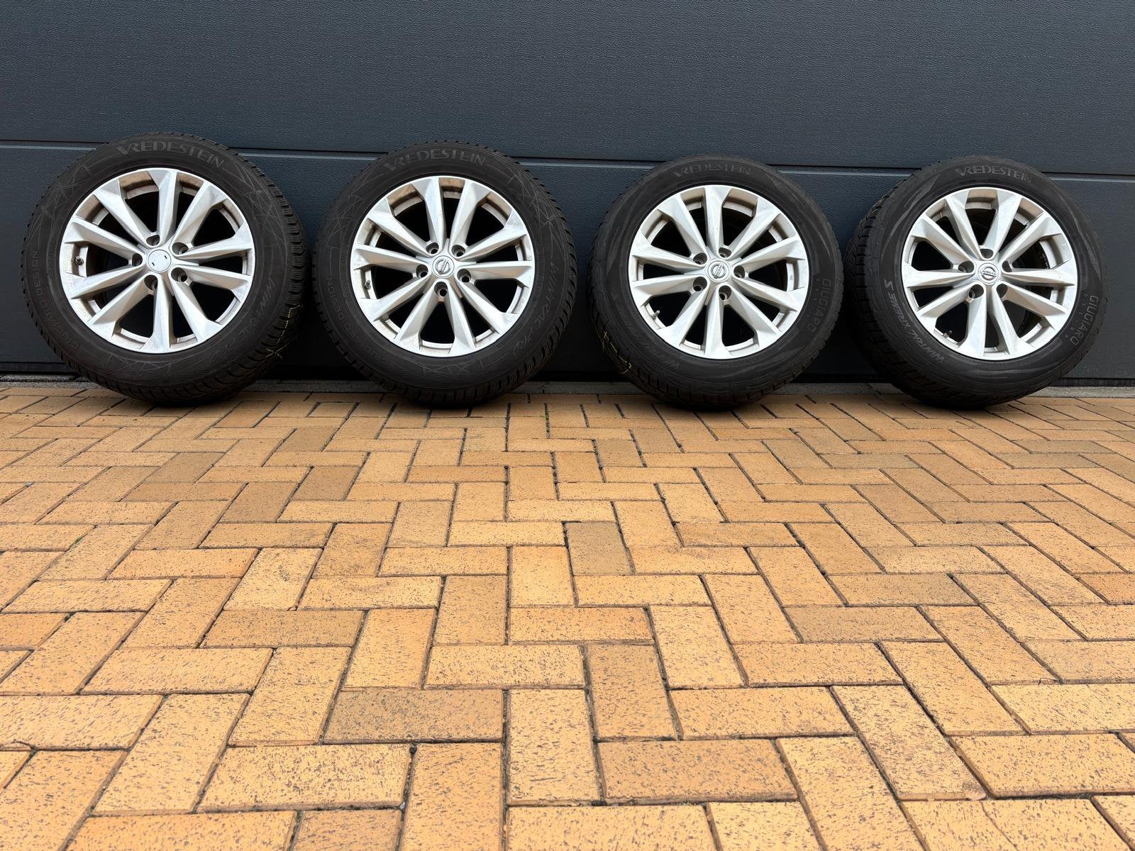 Nissan lm velgen + Vredestein Wintrac Xtreme S winterbanden, Ophalen, 215 mm, Banden en Velgen, 17 inch