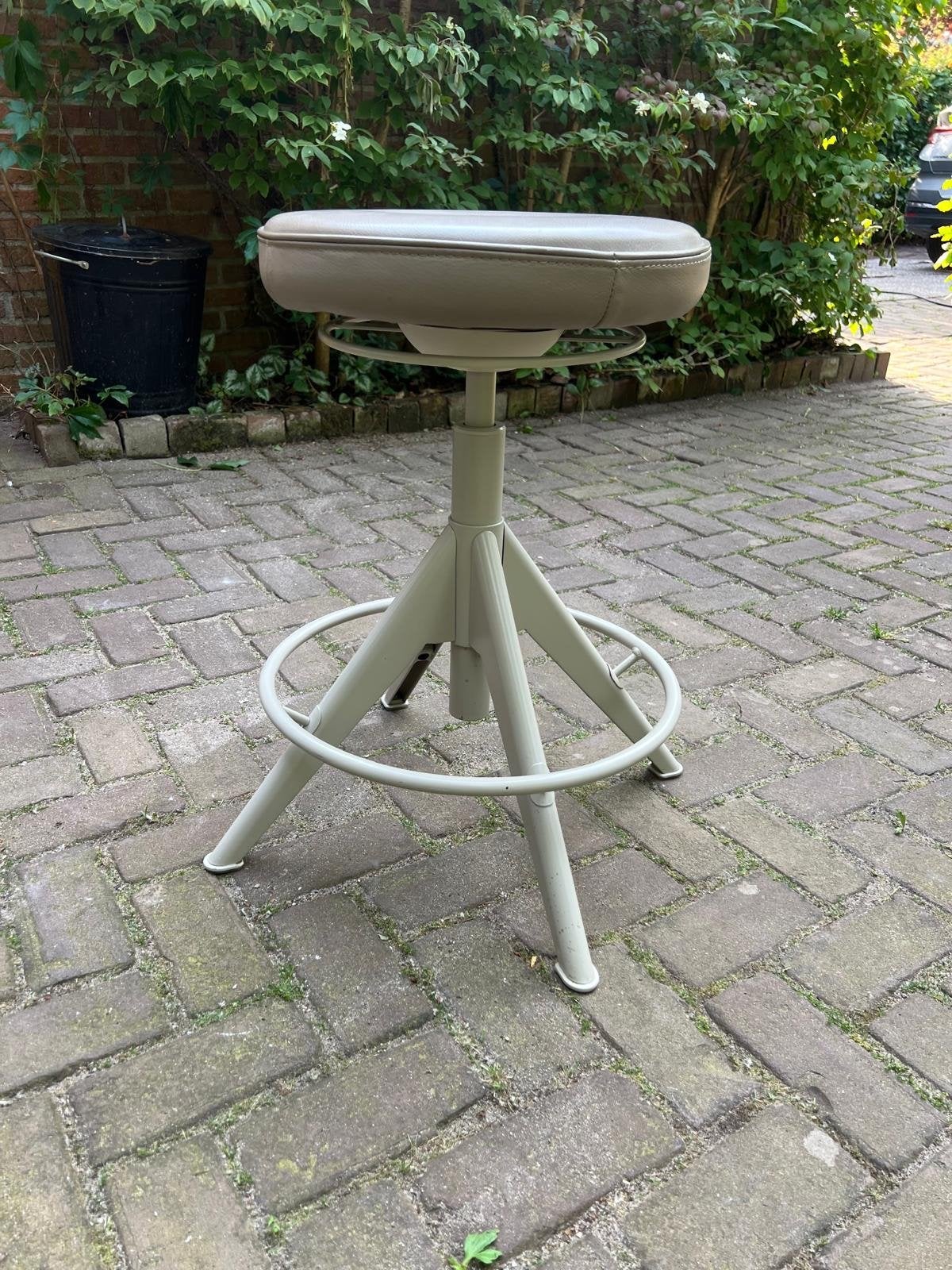 IKEA TROLLBERGET actieve zit/sta kruk, beige, Ophalen, In hoogte verstelbaar, Zo goed als nieuw, Staal