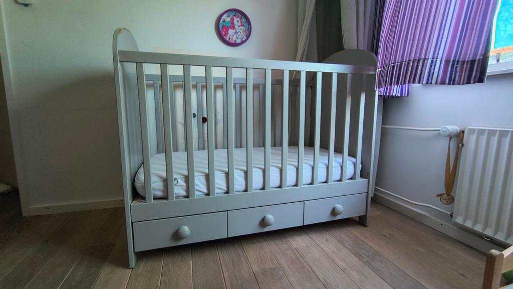 IKEA Gonatt baby/peuterbed grijs met matras, Gebruikt, 70 tot 85 cm, Minder dan 140 cm, Ophalen
