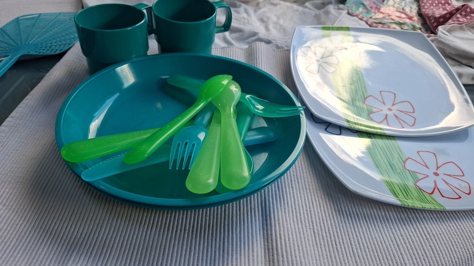 Kunststof camping servies en bestek set, Ophalen of Verzenden, Overige materialen, Overige stijlen, Bord(en)
