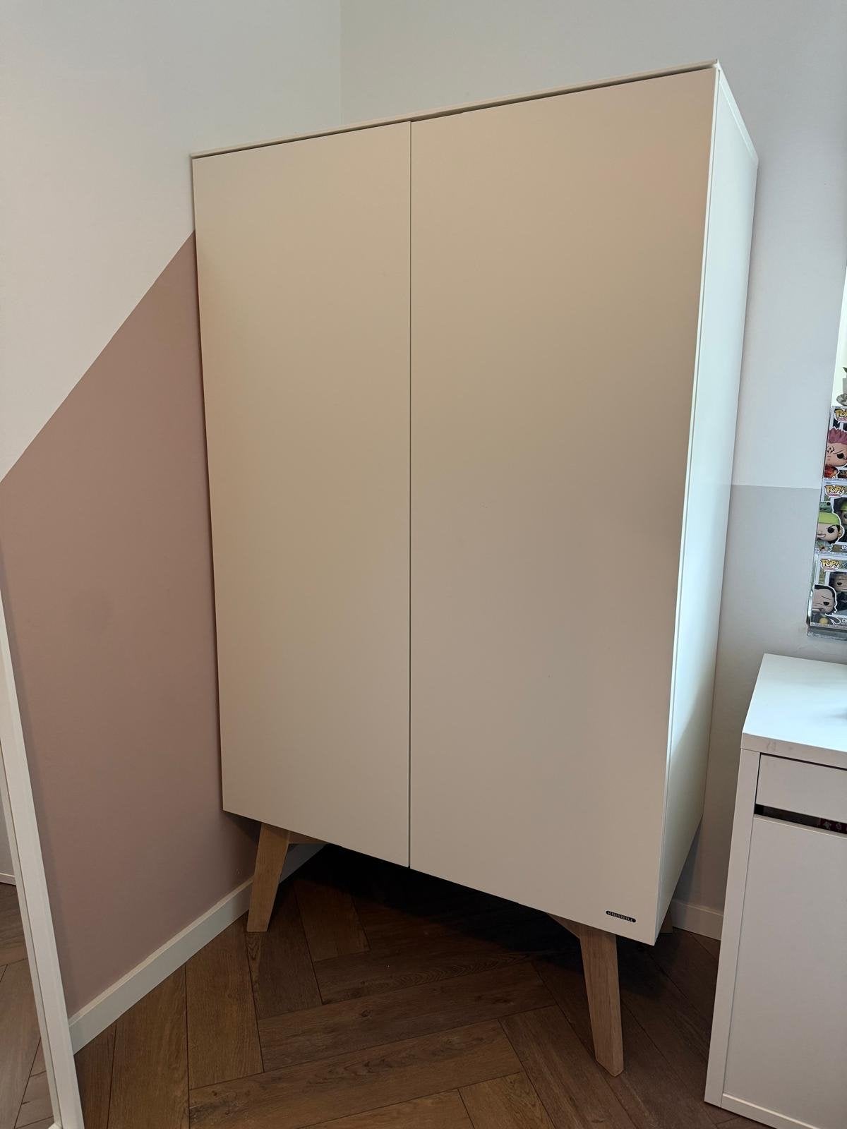 Kidsmill 60’ Kledingkast Wit met Houten Poten, Ophalen, 50 tot 100 cm, Zo goed als nieuw, 150 tot 200 cm