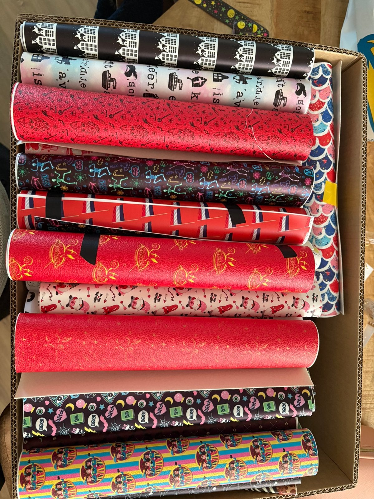 Twee dozen vol pu-leer hobby, Boeken, Ophalen, Zo goed als nieuw