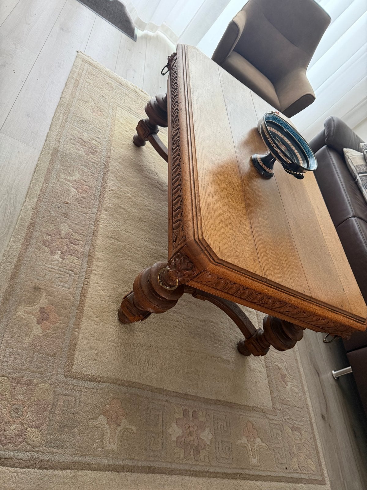 Antieke salontafel met lade en houtsnijwerk, Antiek en Kunst, Ophalen