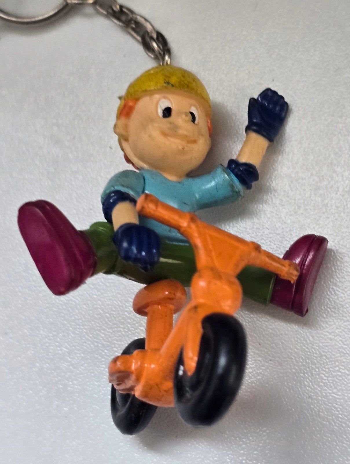 Sleutelhanger met jongetje op driewieler, Ophalen of Verzenden, Gebruikt, Knuffel of Figuurtje
