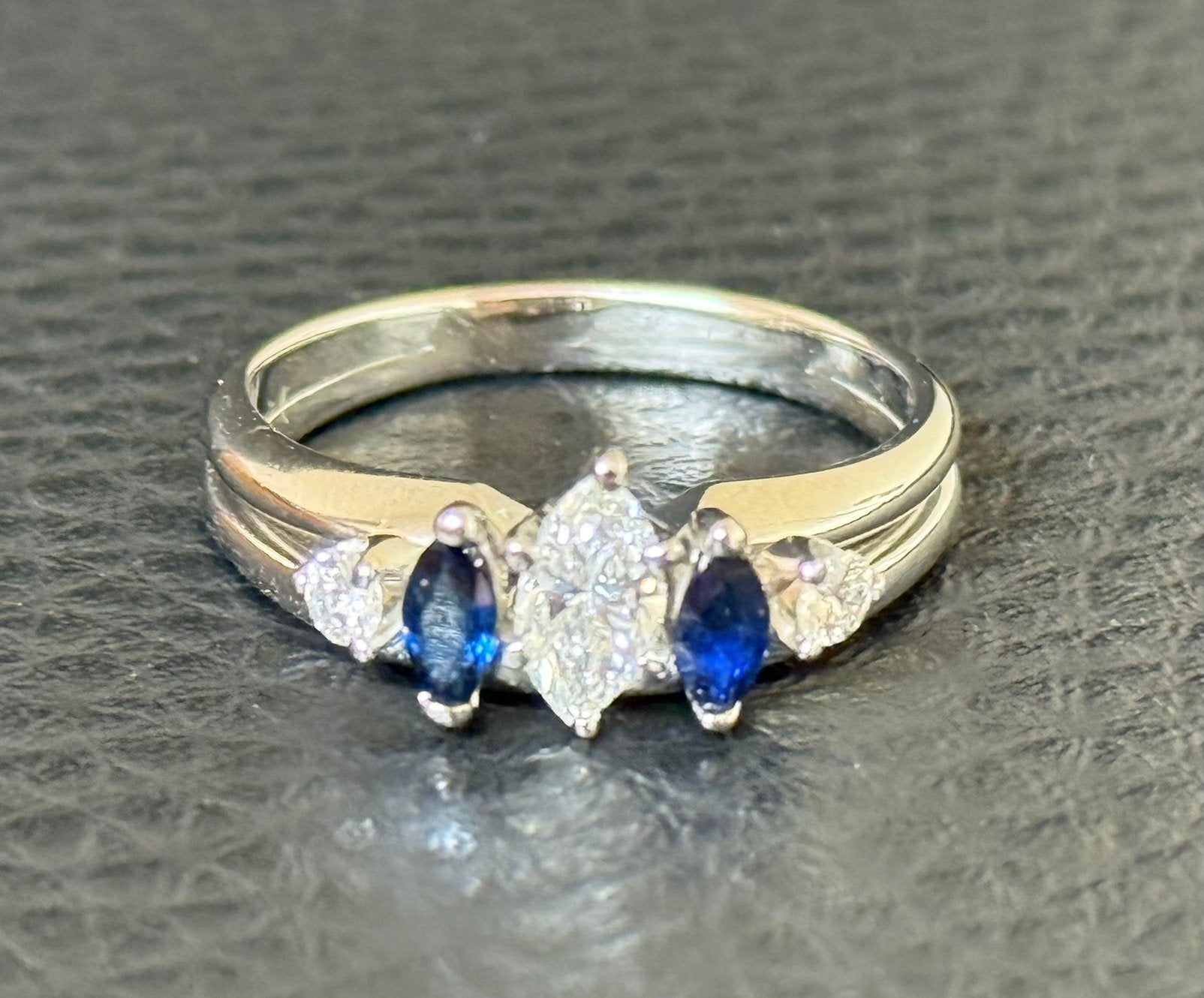 Gouden ring met natuurlijke diamant/ saffier met certificaat, Nieuw, Ophalen of Verzenden, 17 tot 18, Met edelsteen