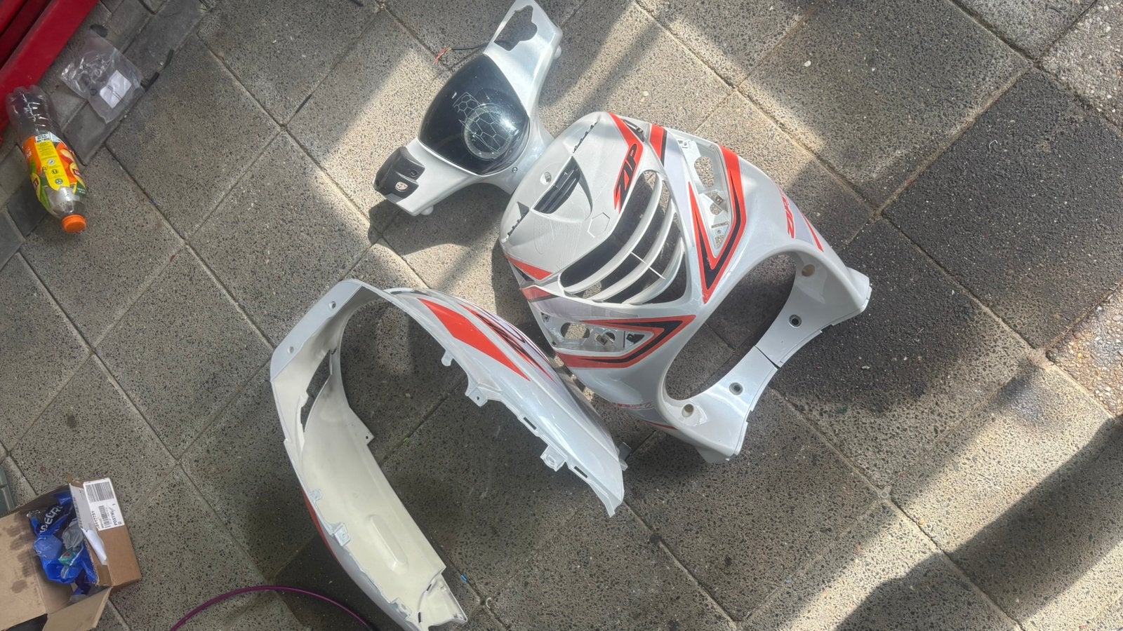 Zip kappenset met stickers en angle eye nieuw, Fietsen en Brommers, Brommeronderdelen | Puch, Ophalen of Verzenden, Zo goed als nieuw