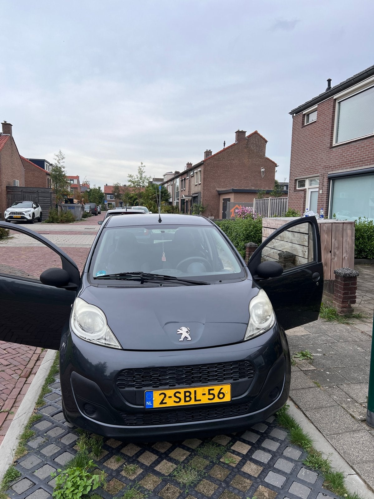 Peugeot 107 1.0 12V 5DR 2013 Grijs, Auto's, Peugeot, Voorwielaandrijving, Stof, Airbags, 4 stoelen