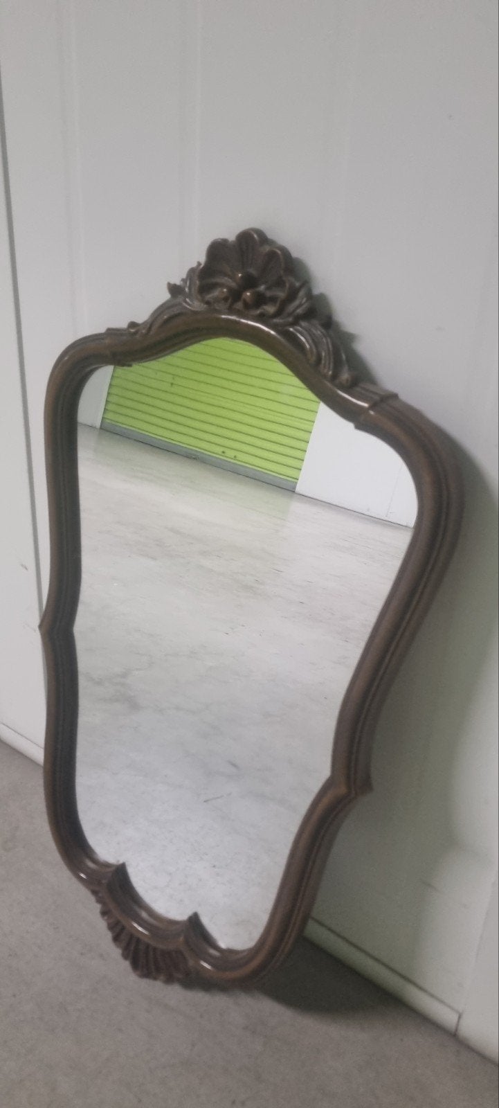 Antieke spiegel met sierlijke houten lijst, Ophalen of Verzenden