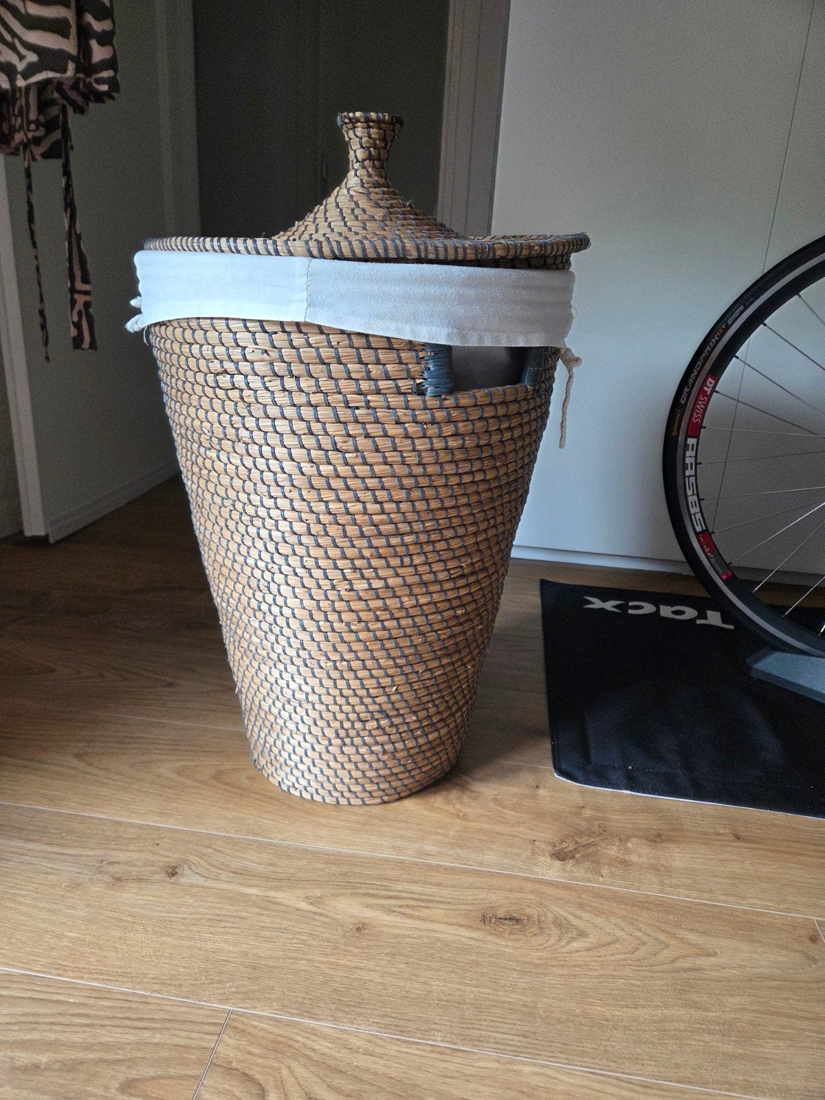 Gebruikte Ikea Asunden wasmand - 75cm hoog, max 41cm breed, Ophalen, Gebruikt