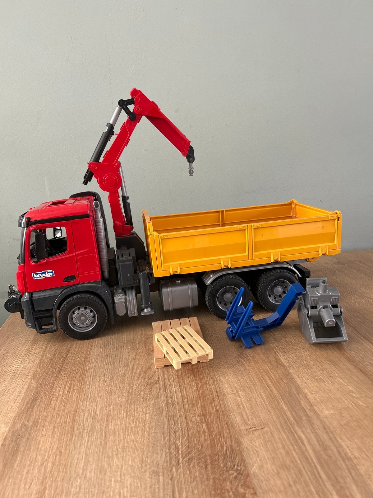 Bruder Vrachwagen met Kraan en Accessoires, Kinderen en Baby's, Speelgoed | Speelgoedvoertuigen, Ophalen, Zo goed als nieuw