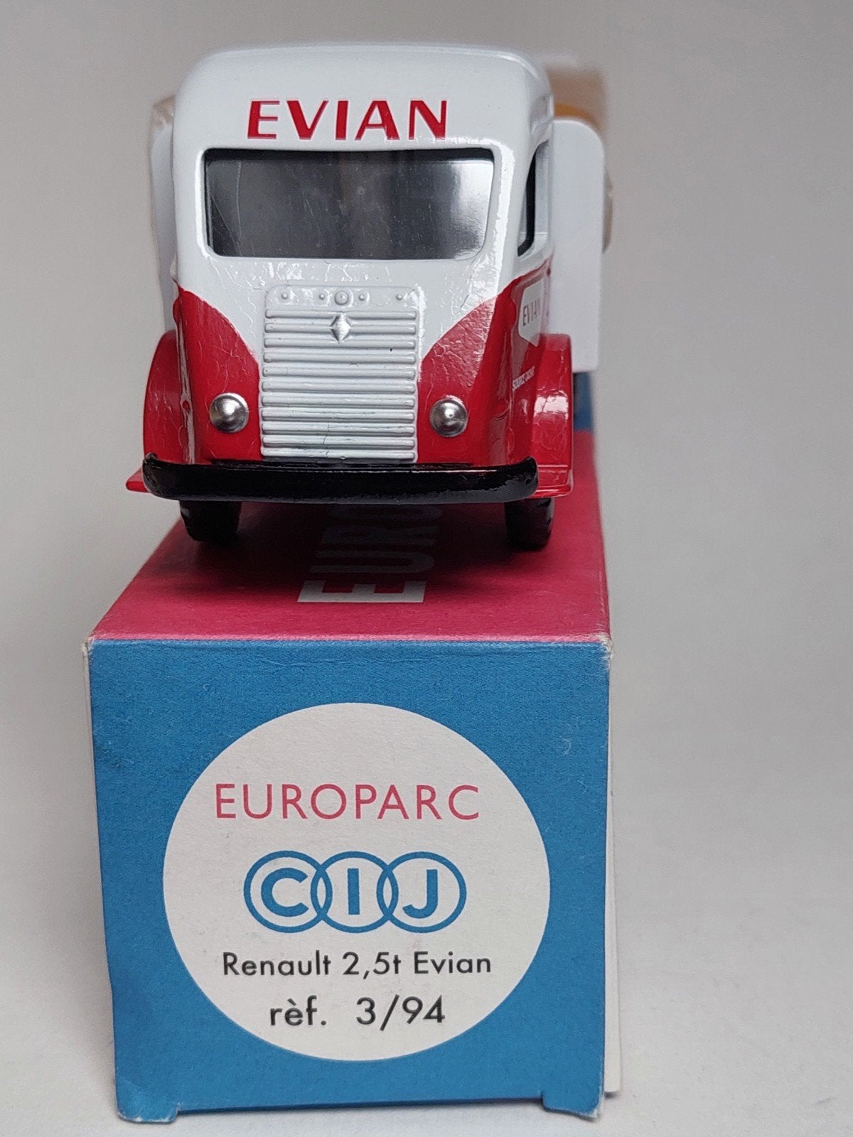 Cij Norev Renault 2,5T Evian met kratten - Metaalmoeheid, Overige merken, 1:50 of kleiner, Ophalen of Verzenden, Zo goed als nieuw