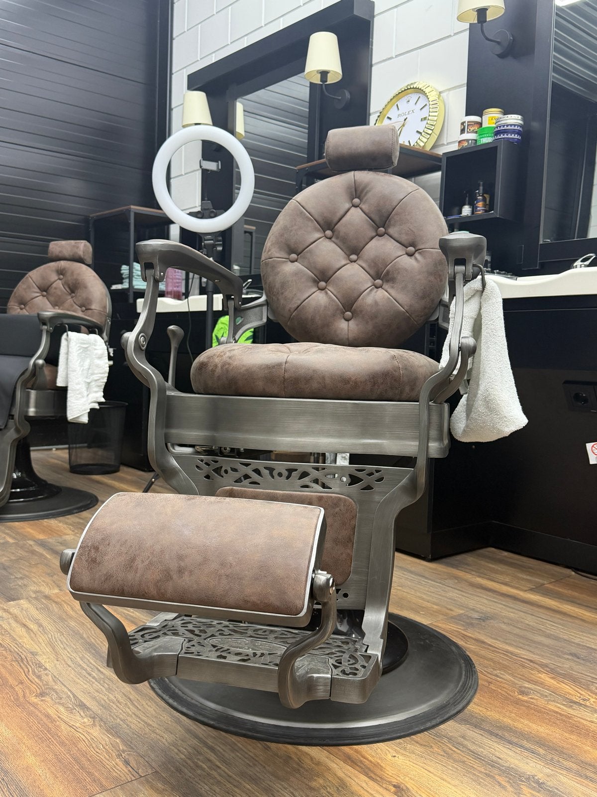 2 werkplekken beschikbaar voor barbers omg barendrecht, Knippen