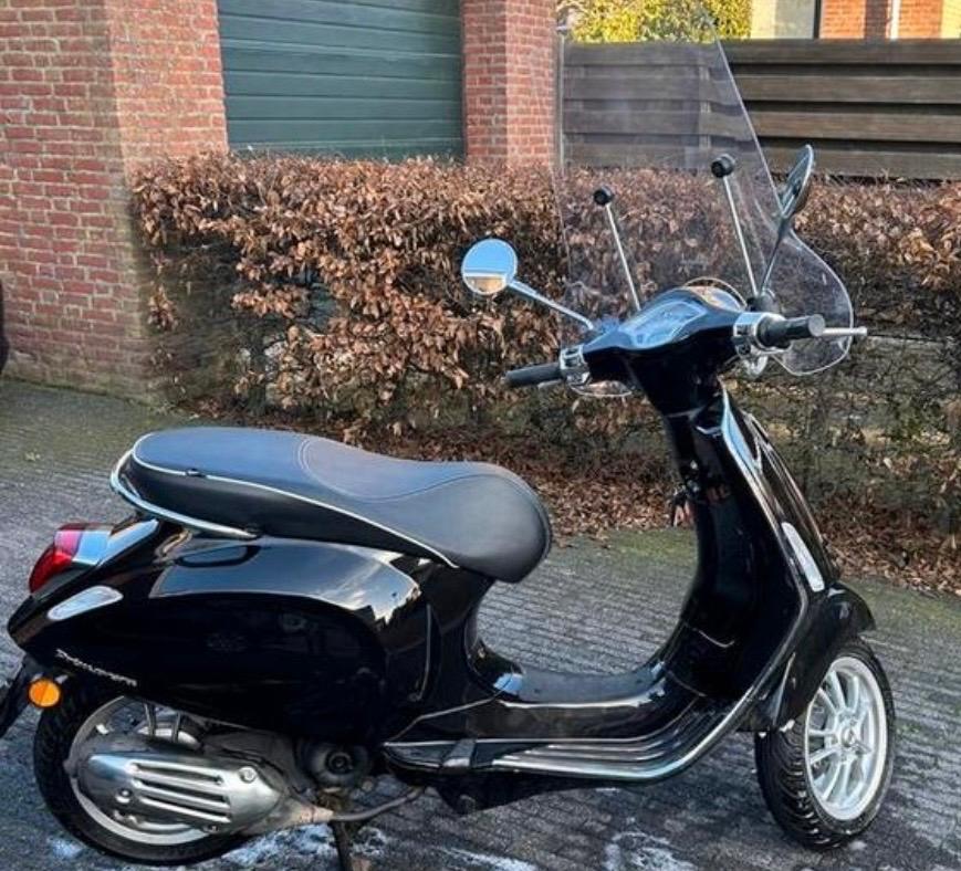Vespa Primavera 50cc Zwart - Zo goed als nieuw, Fietsen en Brommers, Scooters | Vespa, Ophalen, Overige modellen, Zo goed als nieuw