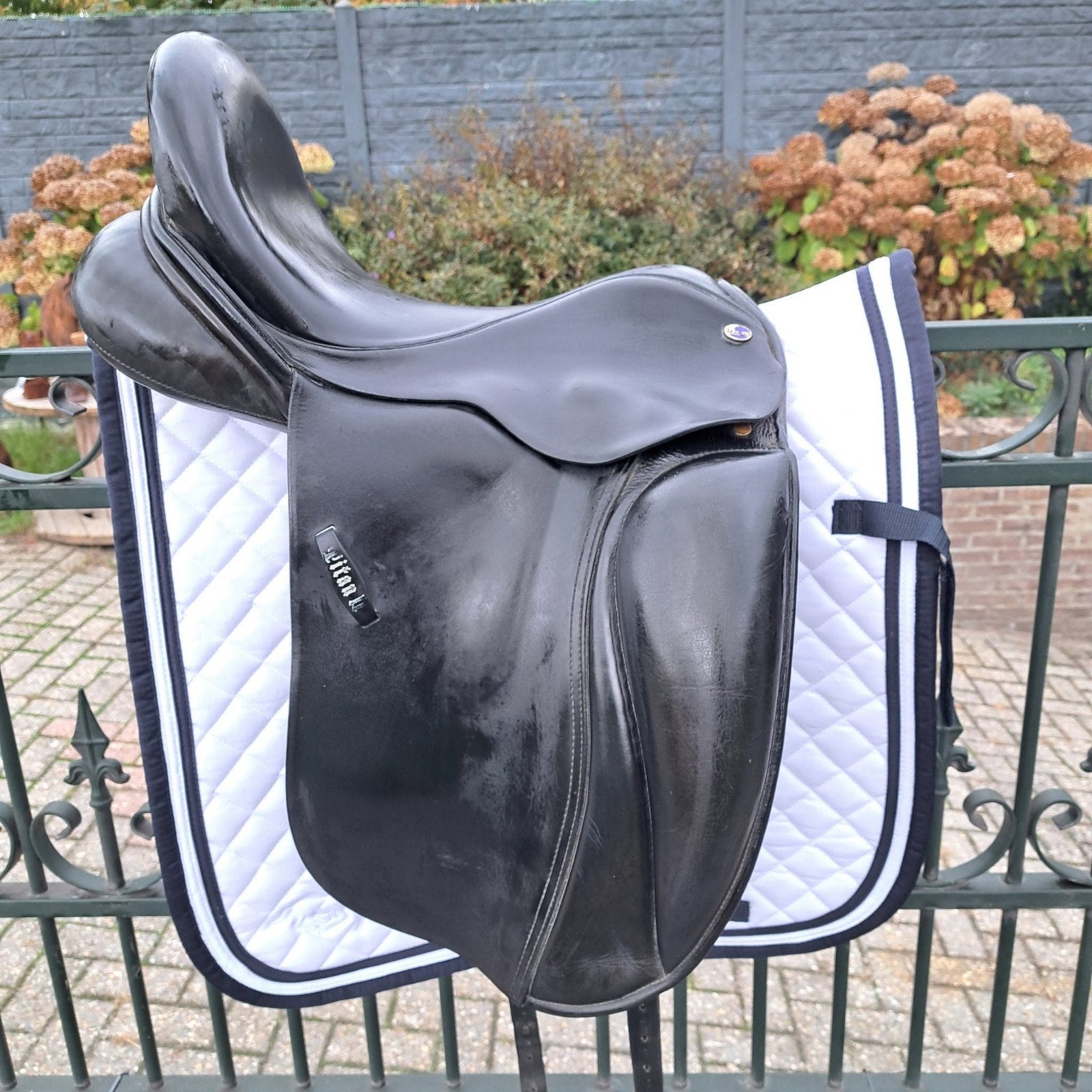 dressuurzadel titan, Ophalen, Dressuur