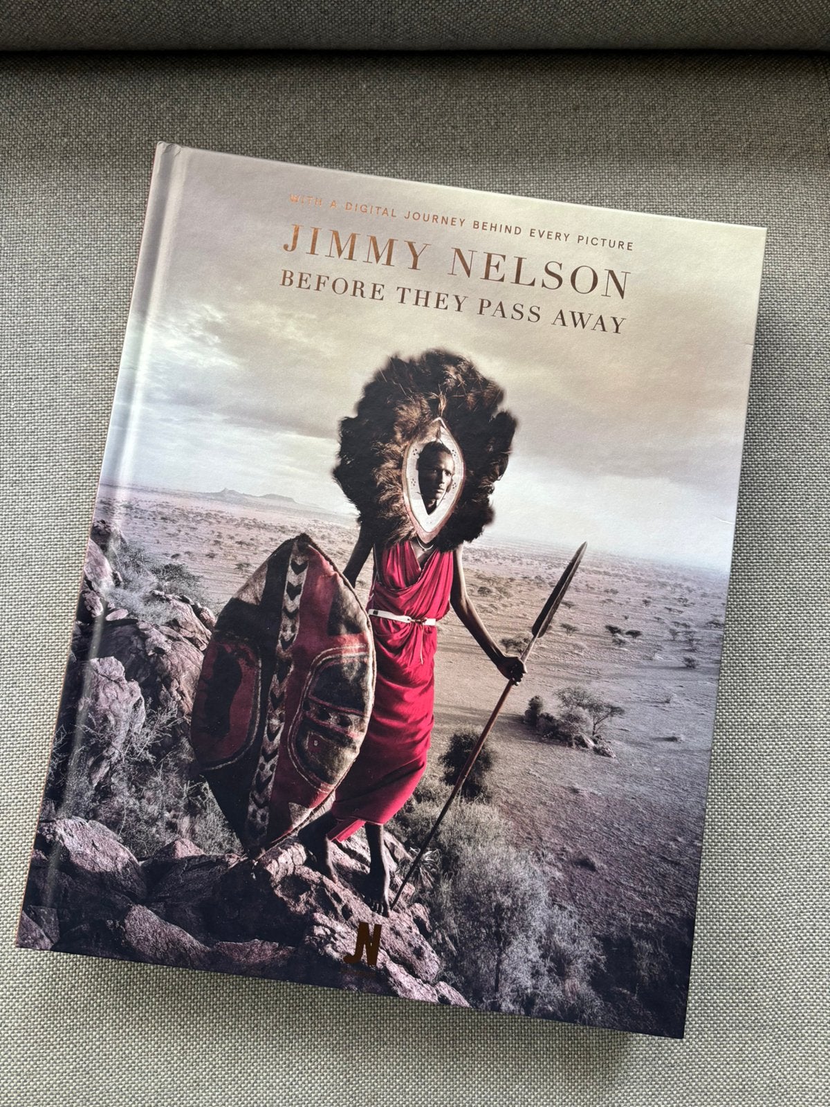 Boek Jimmy Nelson / Before They Pass Away / gesigneerd, Ophalen, Zo goed als nieuw, Fotografen