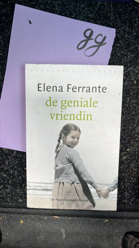 De geniale vriendin - Elena Ferrante (Wereldbibliotheek), Ophalen of Verzenden, Zo goed als nieuw, Europa overig