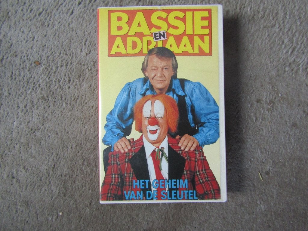 Videoband: Bassie en Adriaan en de sleutel ALLEEN OPHALEN, Cd's en Dvd's, VHS | Kinderen en Jeugd, Ophalen, Gebruikt, Alle leeftijden