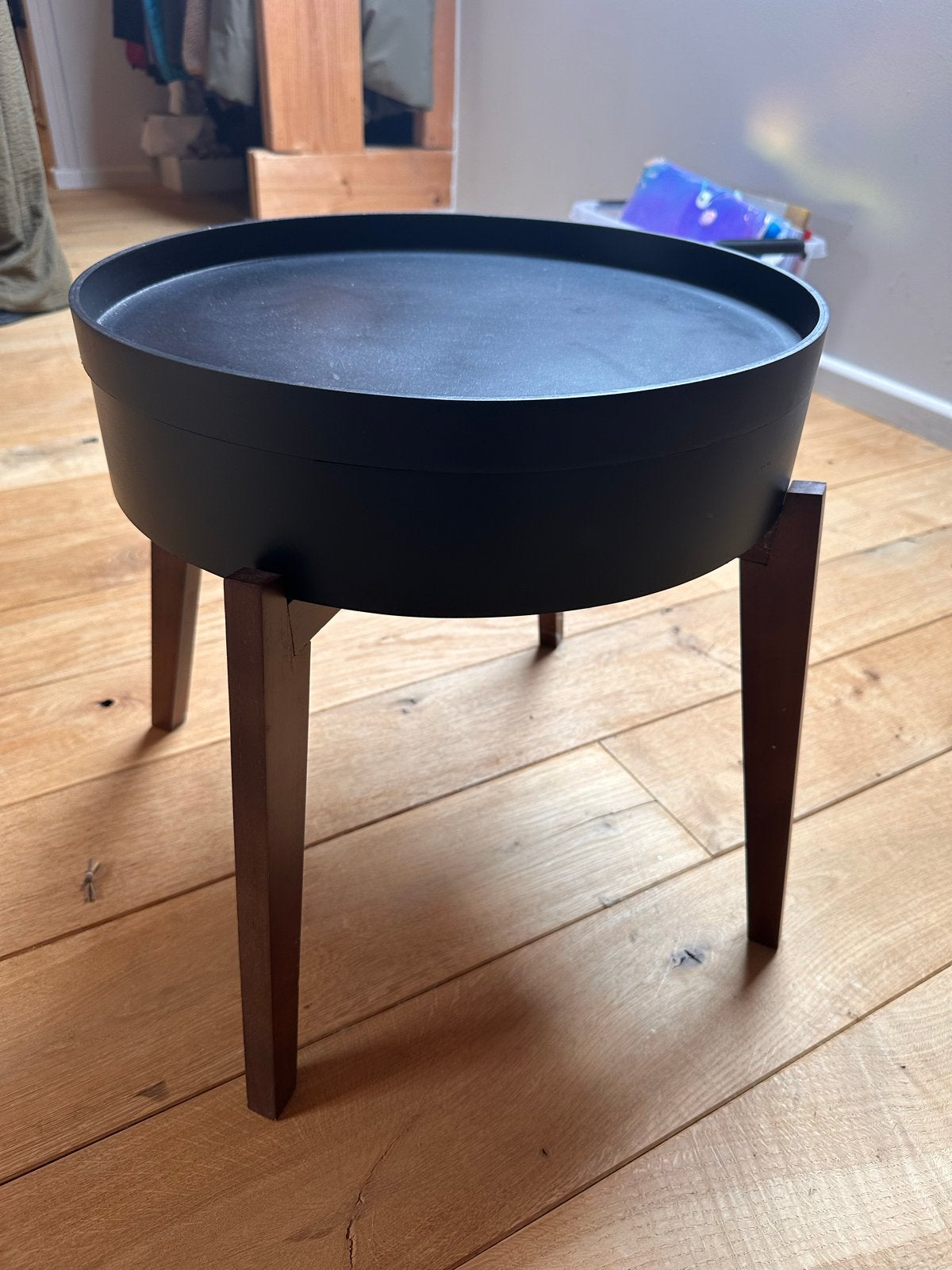 Zwart bijzettafeltje met houten poten, Minder dan 55 cm, Rond, Zo goed als nieuw, Hout