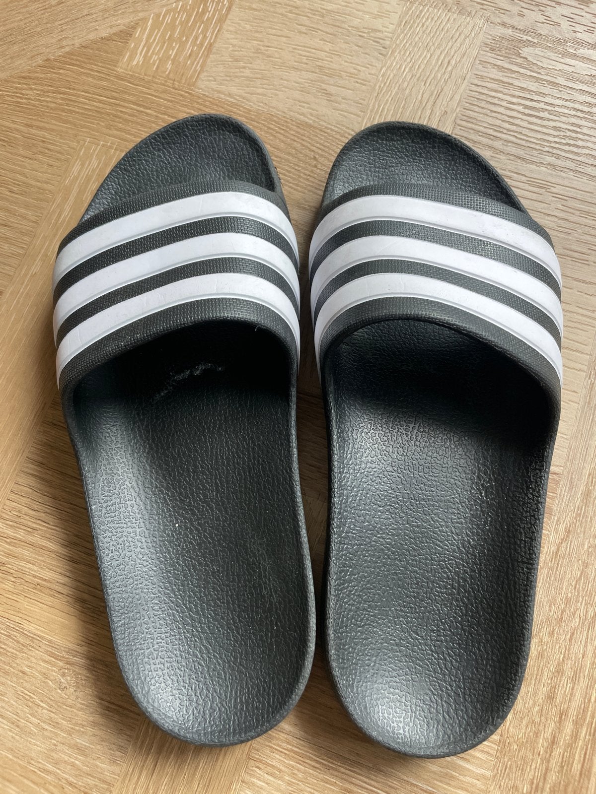 ADIDAS ADILETTE slippers zwart wit - Maat 37, Ophalen of Verzenden, Gedragen, Zwart, Slippers