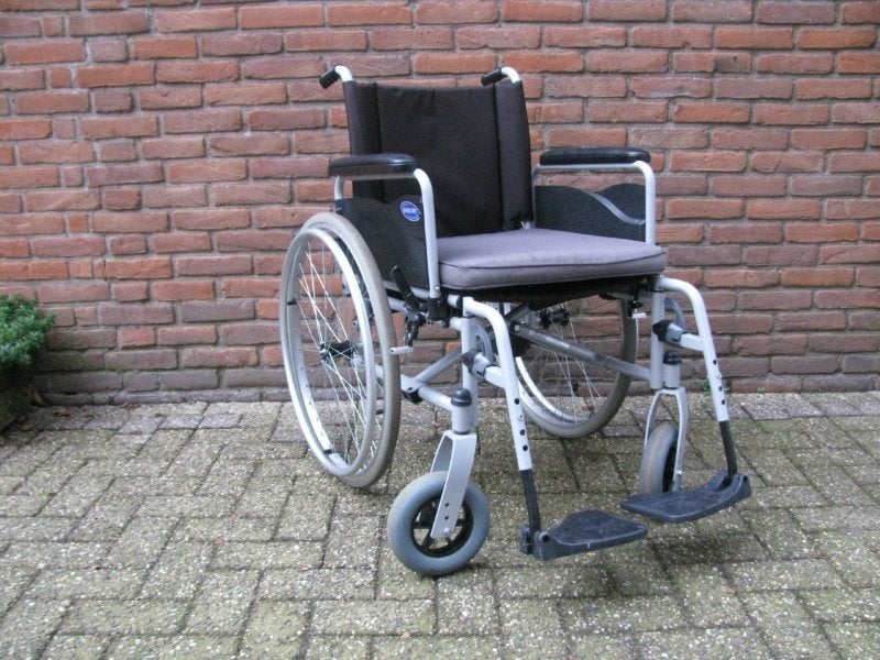 Invacare Action NG zitbreedte van 48 cm en massieve banden, Diversen, Rolstoelen, Ophalen, Inklapbaar, Zo goed als nieuw, Duwrolstoel