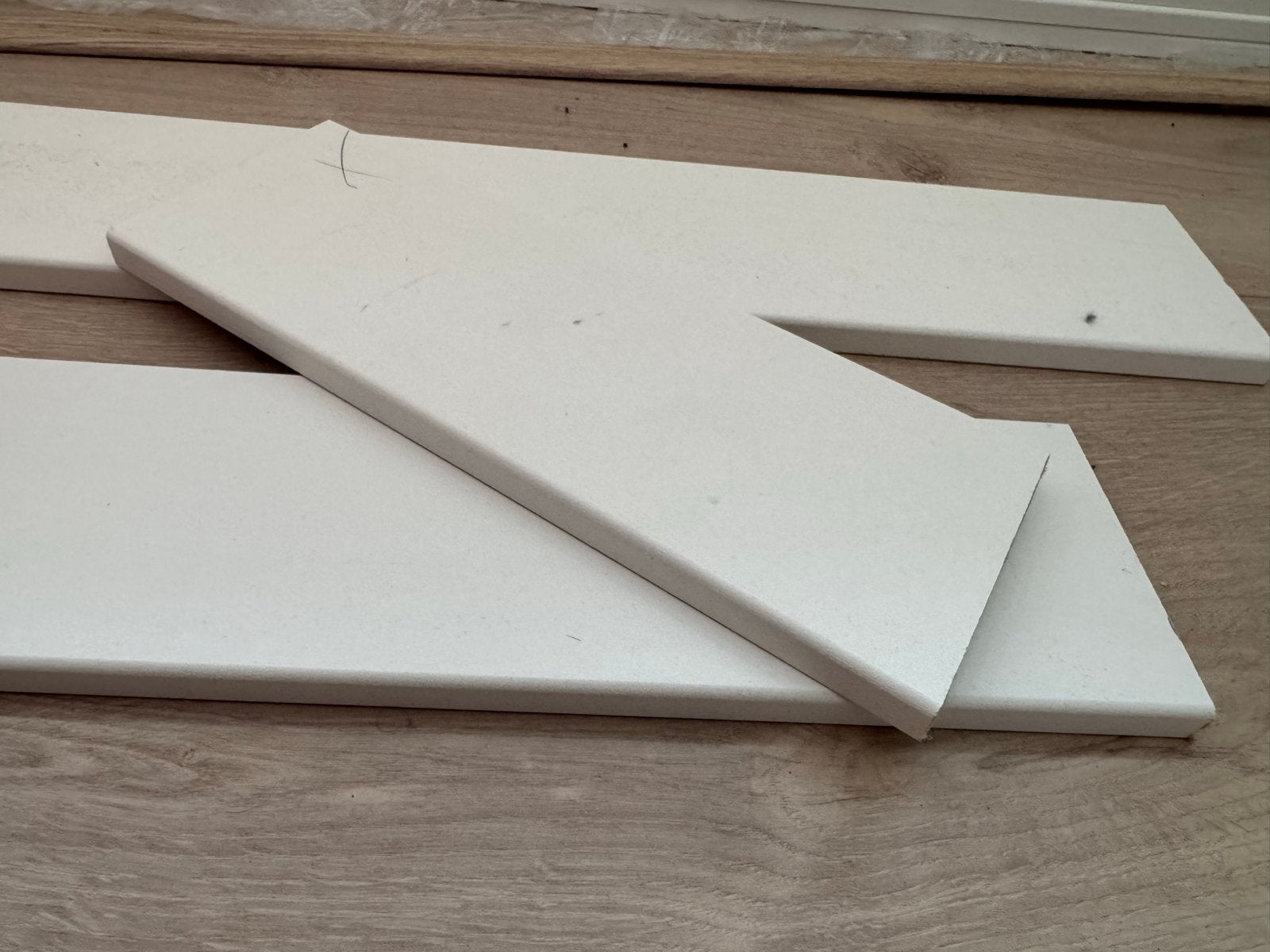MDF plinten wit voorgelakt - 4x 2.4m en korte stukken, Ophalen, Zo goed als nieuw, Mdf, 200 tot 250 cm