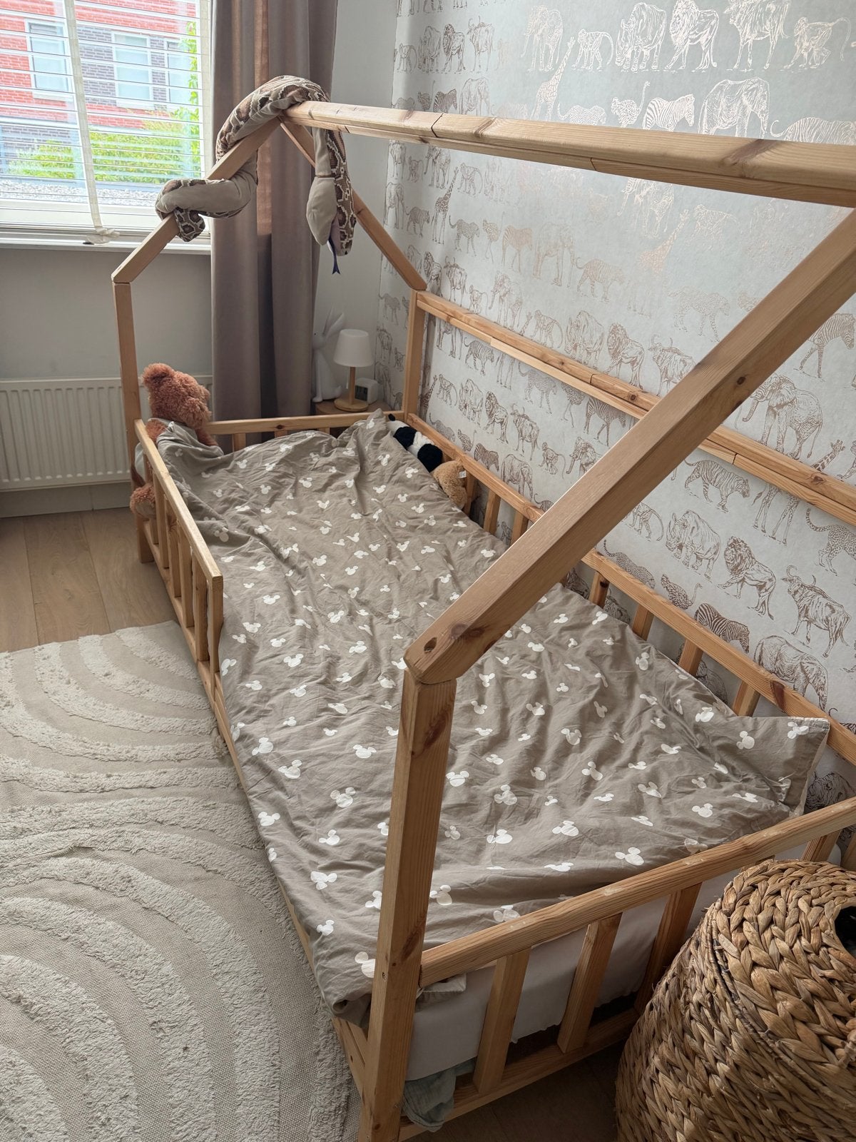 Houten kinderbed in huisjesvorm, Ophalen, Gebruikt, 70 tot 85 cm, Lattenbodem
