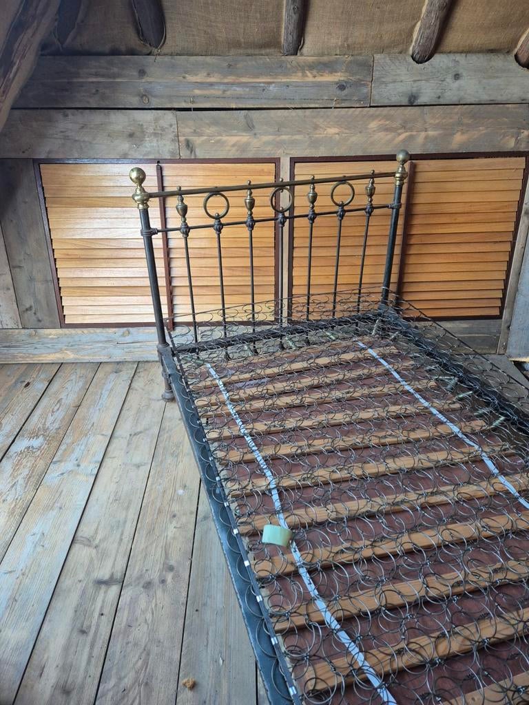 Antiek ijzeren bedframe met messing details, Ophalen