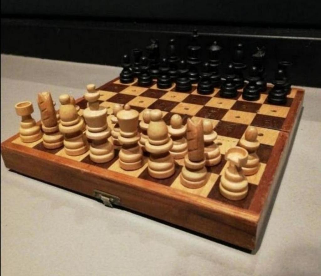 Opklapbaar houten schaakbord met houten stukken, Ophalen of Verzenden, Minder dan 500 stukjes, Zo goed als nieuw, Schaken