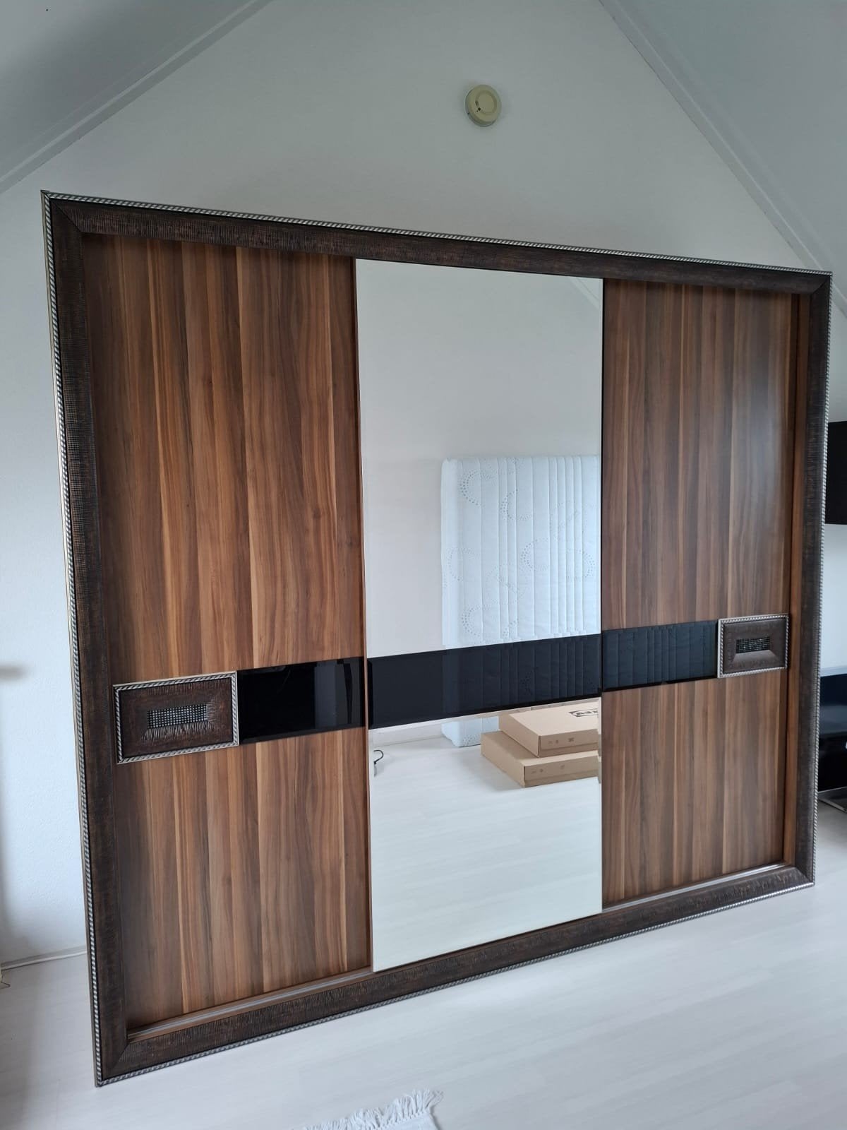 Moderne kledingkast met schuifdeuren en spiegel, Huis en Inrichting, Kasten | Kledingkasten, Zo goed als nieuw, 200 cm of meer