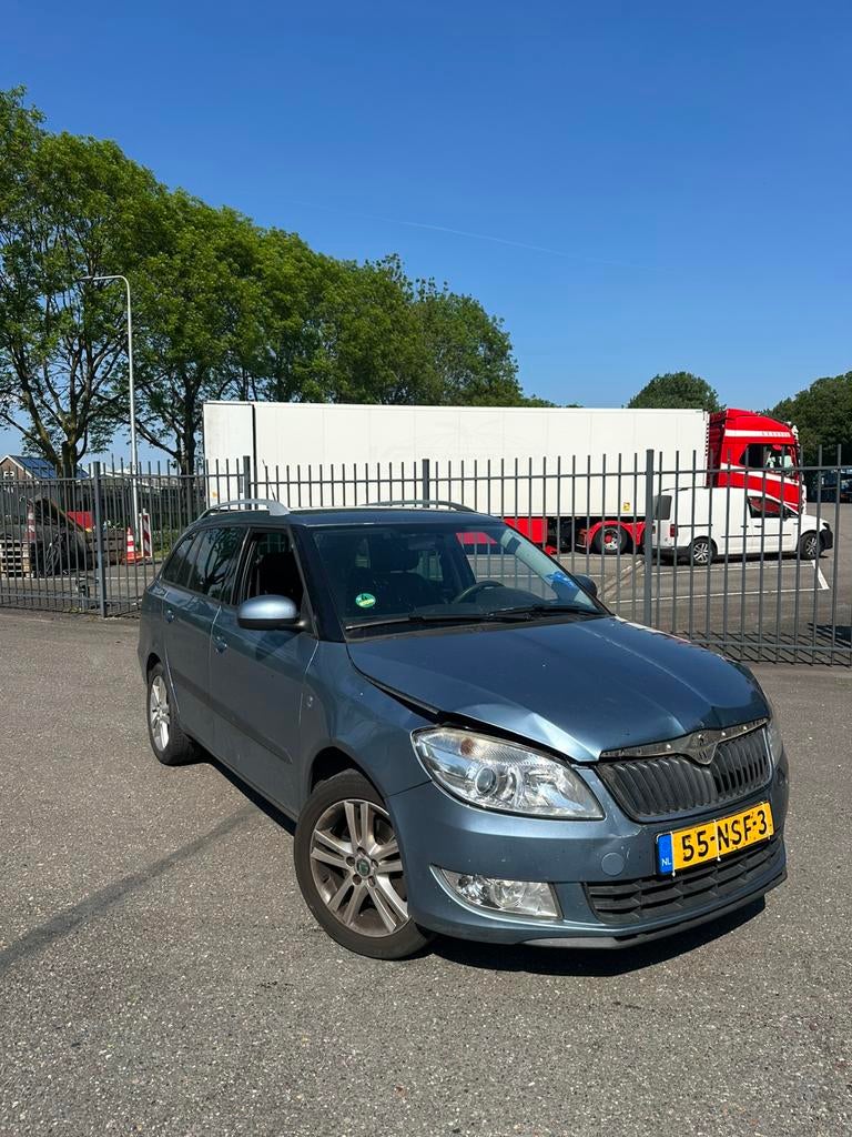 Skoda Fabia 1.2 TSI NAP 77KW Combi 2010 Leer PDC etc, Auto's, Skoda, Voorwielaandrijving, 450 kg, 40 €/maand, Zwart