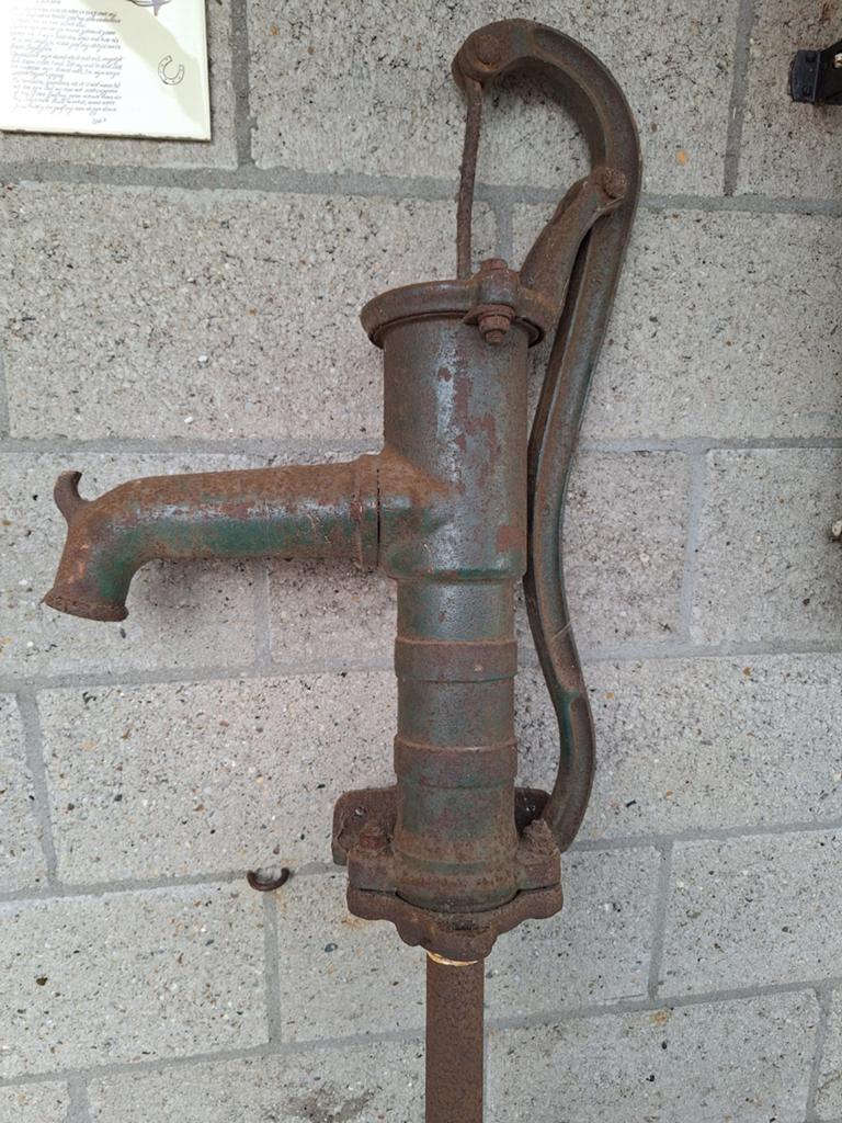 Antieke gietijzeren zwengelpomp (handwaterpomp), Ophalen