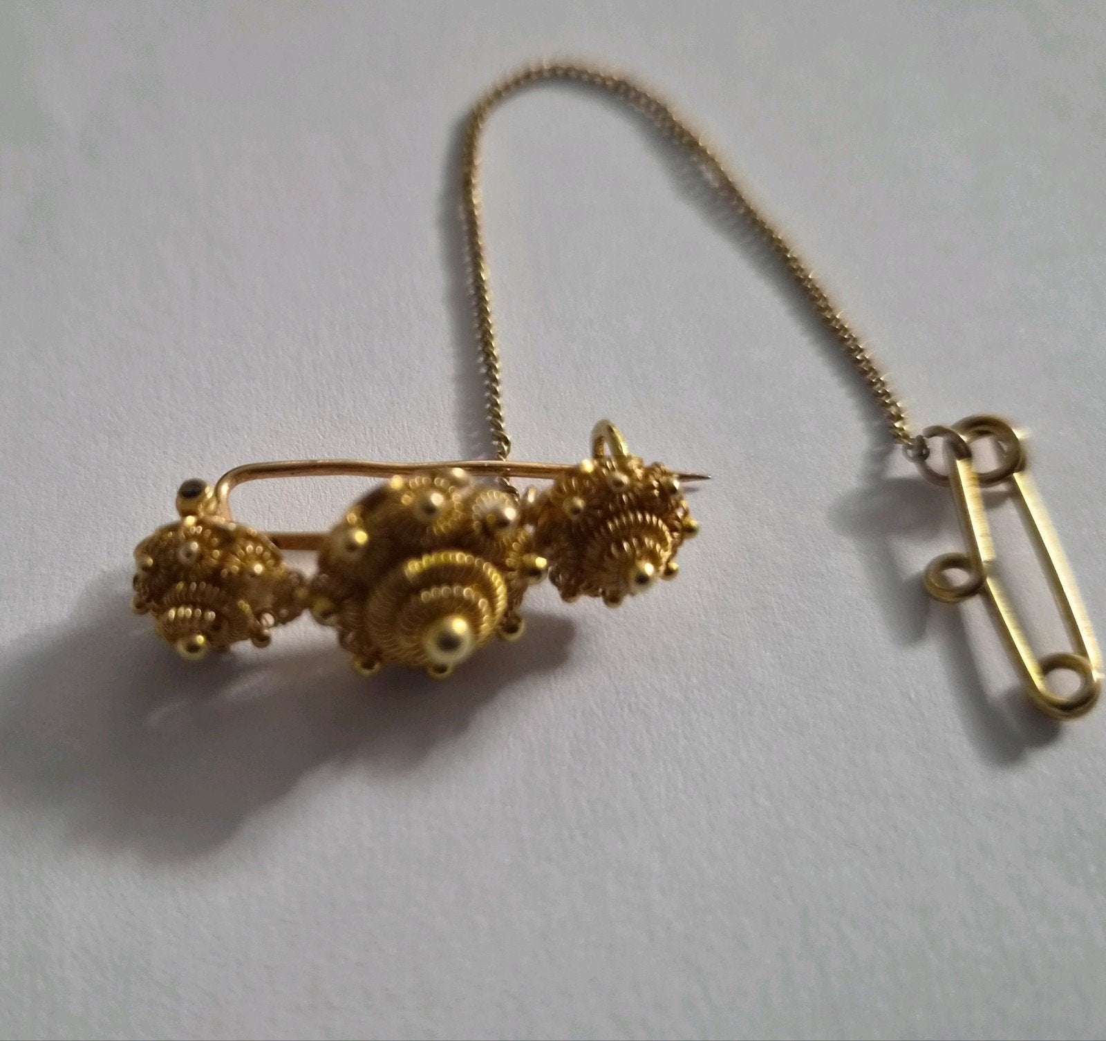 antieke geelgouden broche, Zeeuwse Knoppen, Ophalen, Minder dan 4 cm, Zo goed als nieuw, Goud