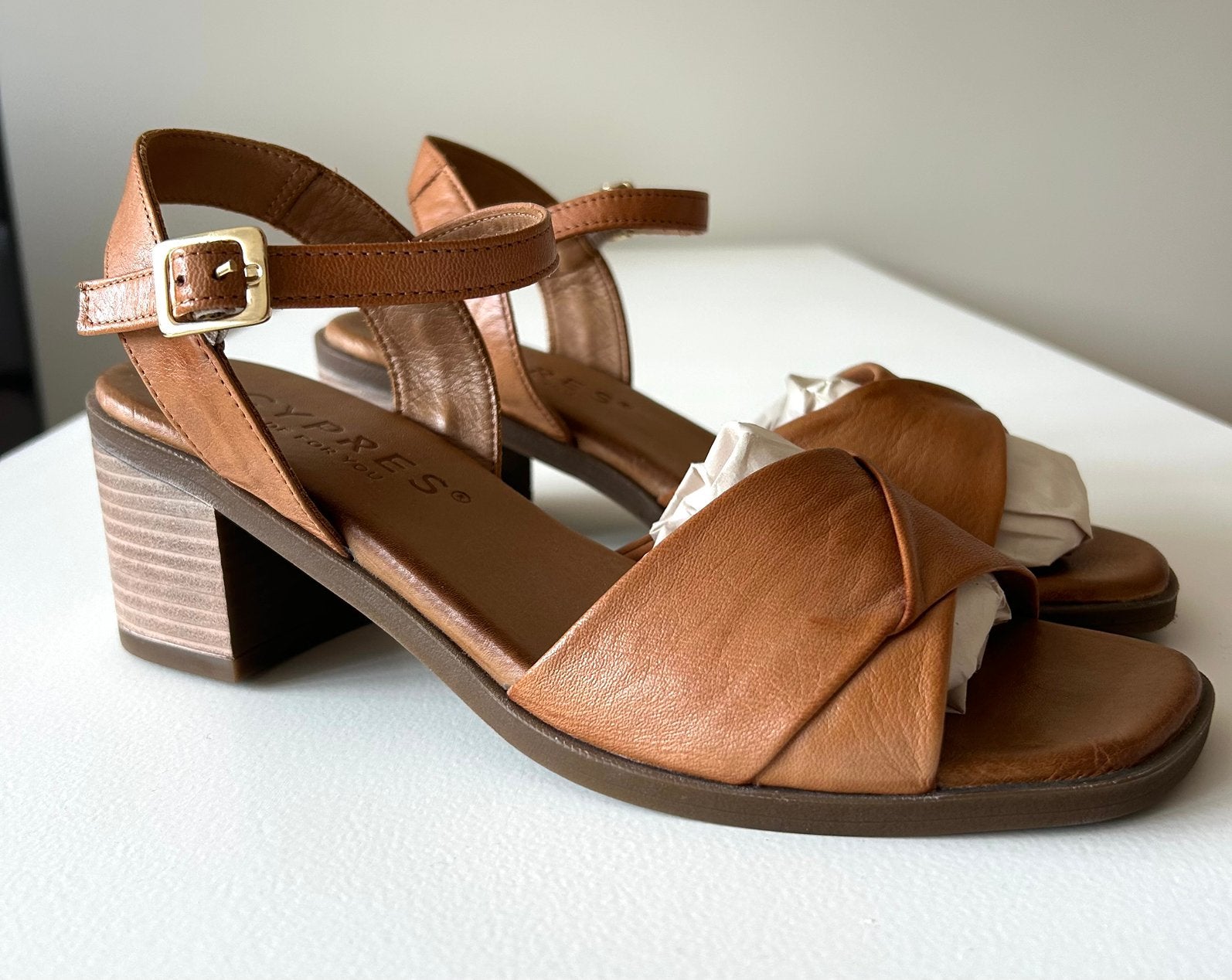 Blokhak sandaal van cognac kleurig leer maat 39. NIEUW!!, Bruin, Verzenden, Nieuw, Sandalen of Muiltjes